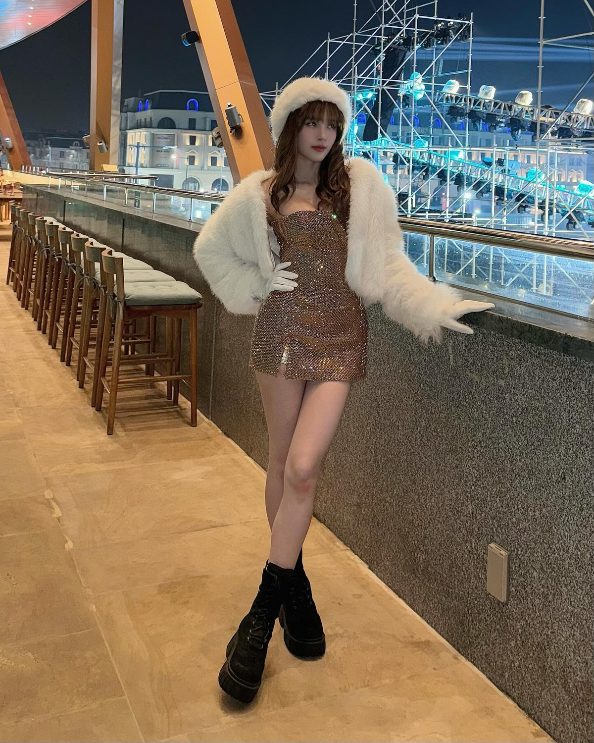 Nhiều người không ngần ngại ví von đôi chân của cô như "kiếm Nhật", vừa thẳng, vừa dài, lại toát lên vẻ sắc sảo khó cưỡng. Ảnh: FB Thiều Bảo Trâm