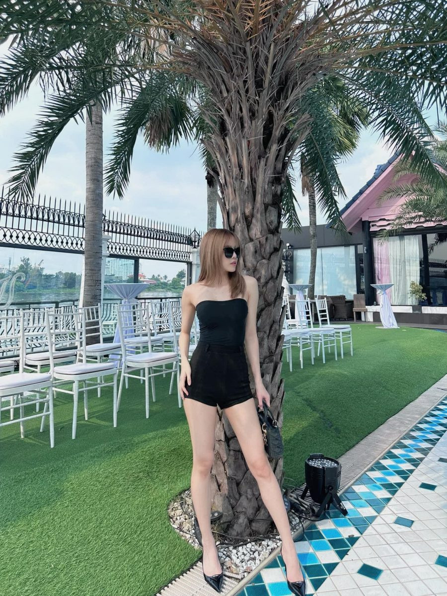 Vô số bình luận khen ngợi như "chân gì mà đẹp như tượng tạc", "nhìn đôi chân thôi đã thấy mê rồi", "đúng là đôi chân kiếm Nhật, sắc lẹm", "không thể rời mắt khỏi đôi chân này" liên tục được chia sẻ. Ảnh: FB Thiều Bảo Trâm