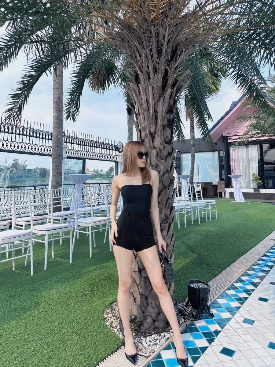 Vô số bình luận khen ngợi như "chân gì mà đẹp như tượng tạc", "nhìn đôi chân thôi đã thấy mê rồi", "đúng là đôi chân kiếm Nhật, sắc lẹm", "không thể rời mắt khỏi đôi chân này" liên tục được chia sẻ. Ảnh: FB Thiều Bảo Trâm