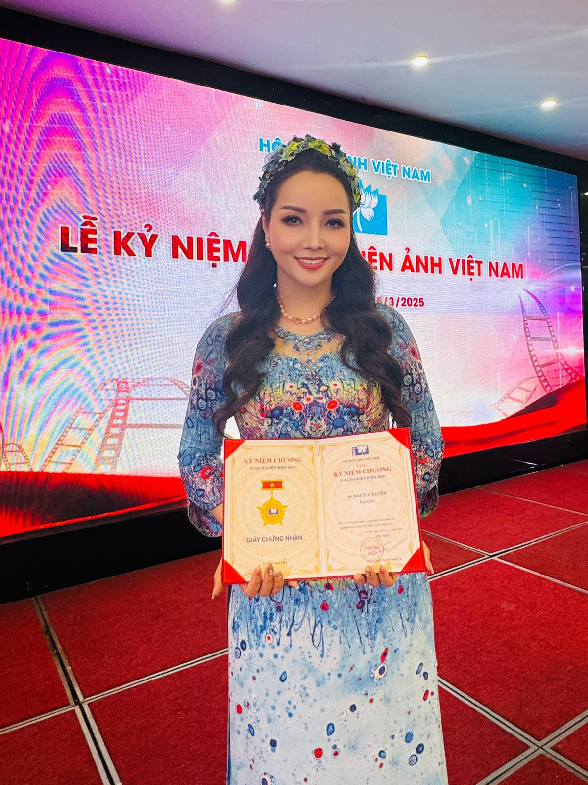 Mai Thu Huyền vinh dự khi nhận Kỷ niệm chương sau 30 năm hoạt động nghệ thuật. Ảnh: FB Mai Thu Huyen