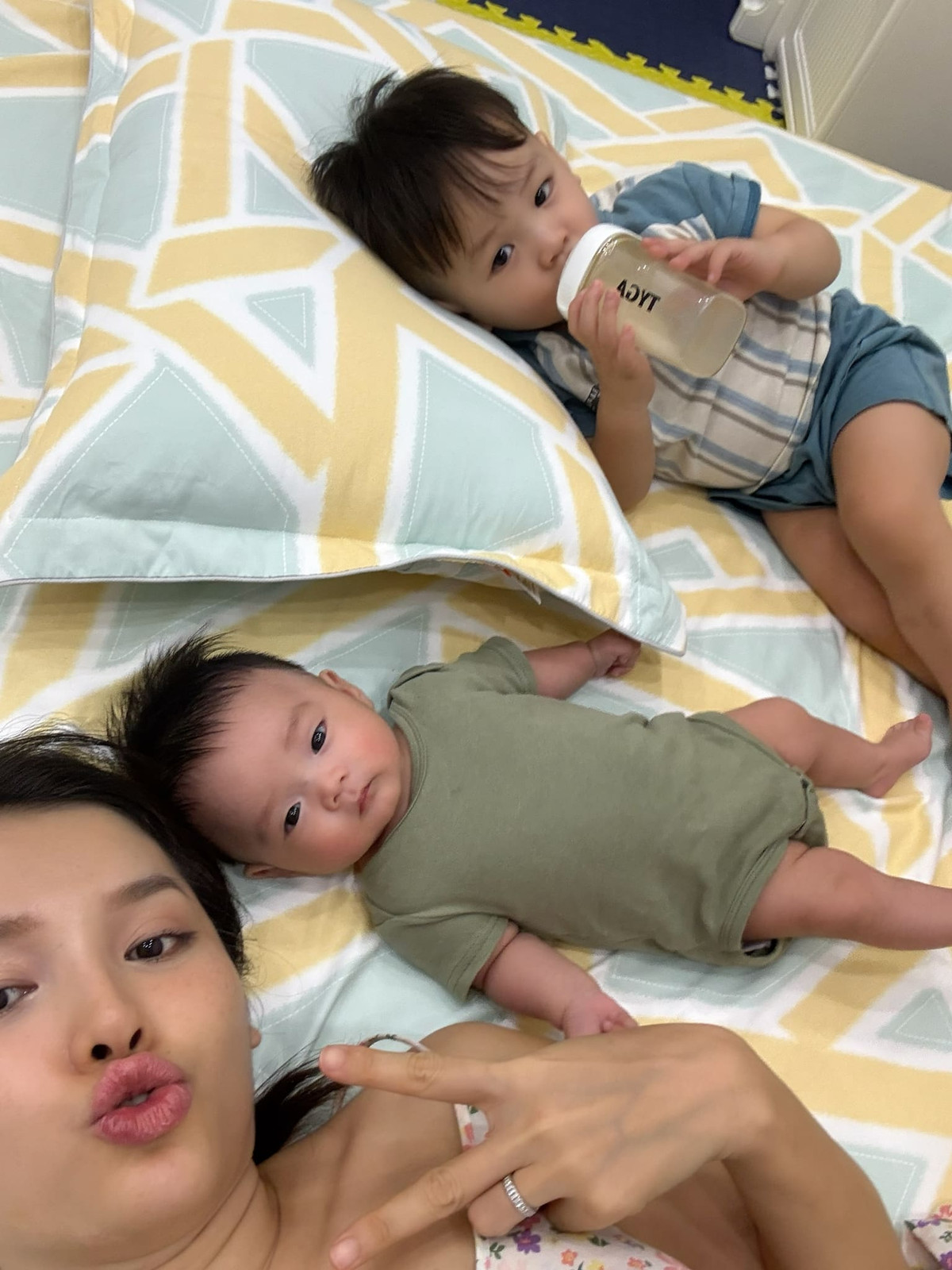 Phương Trinh Jolie dành thời gian buổi tối cho 2 con. Ảnh: FB Phương Trinh Jolie