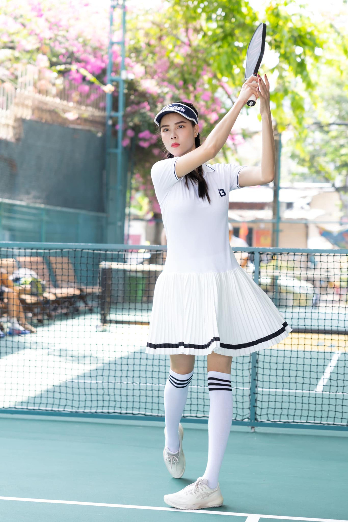 Kỳ Hân diện trang phục màu trắng chơi Pickleball. Ảnh: Han Ky Nguyen