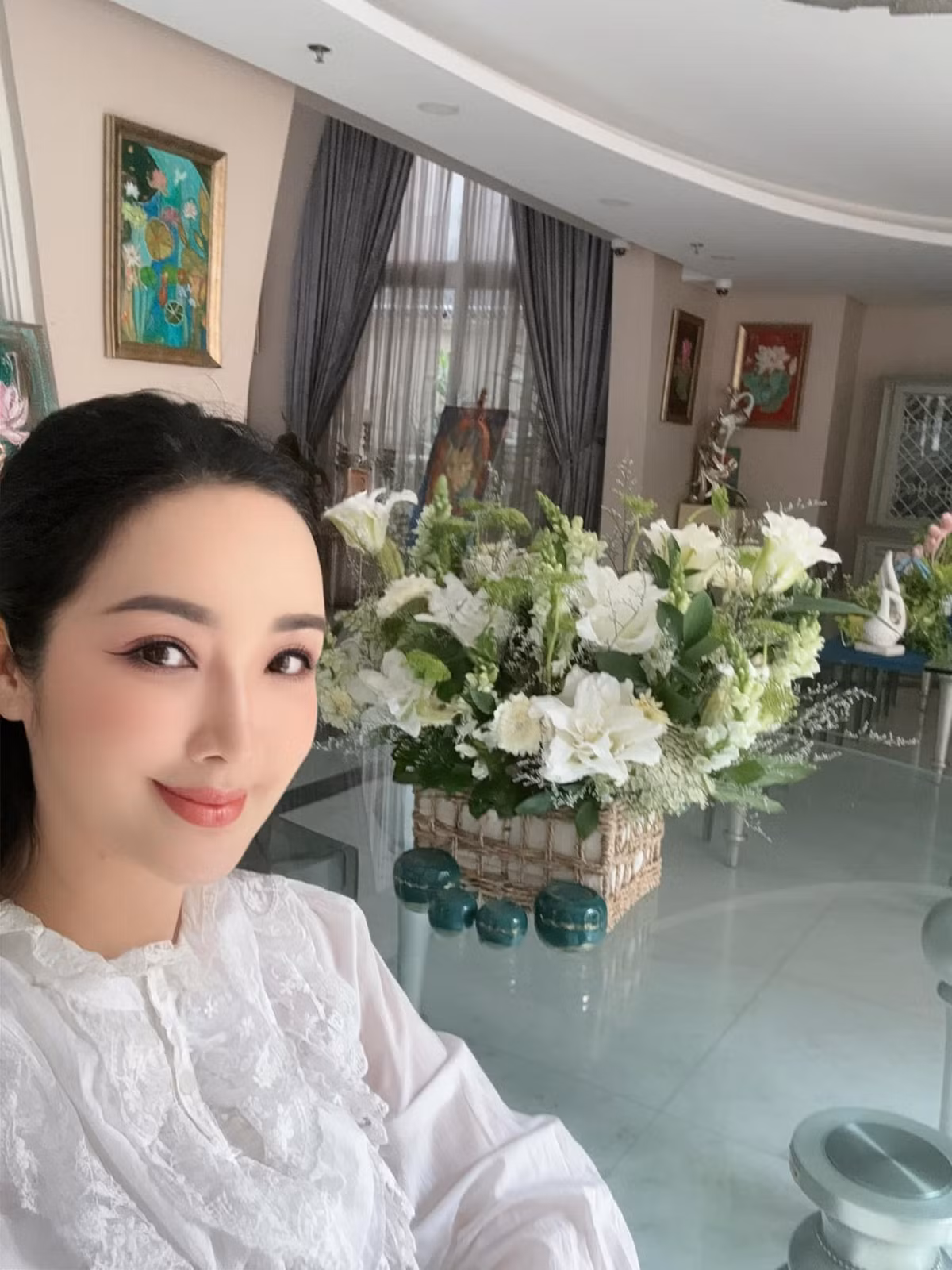 Hoa hậu Giáng My được tặng lẵng hoa đẹp. Ảnh: FB Giang My Nguyen