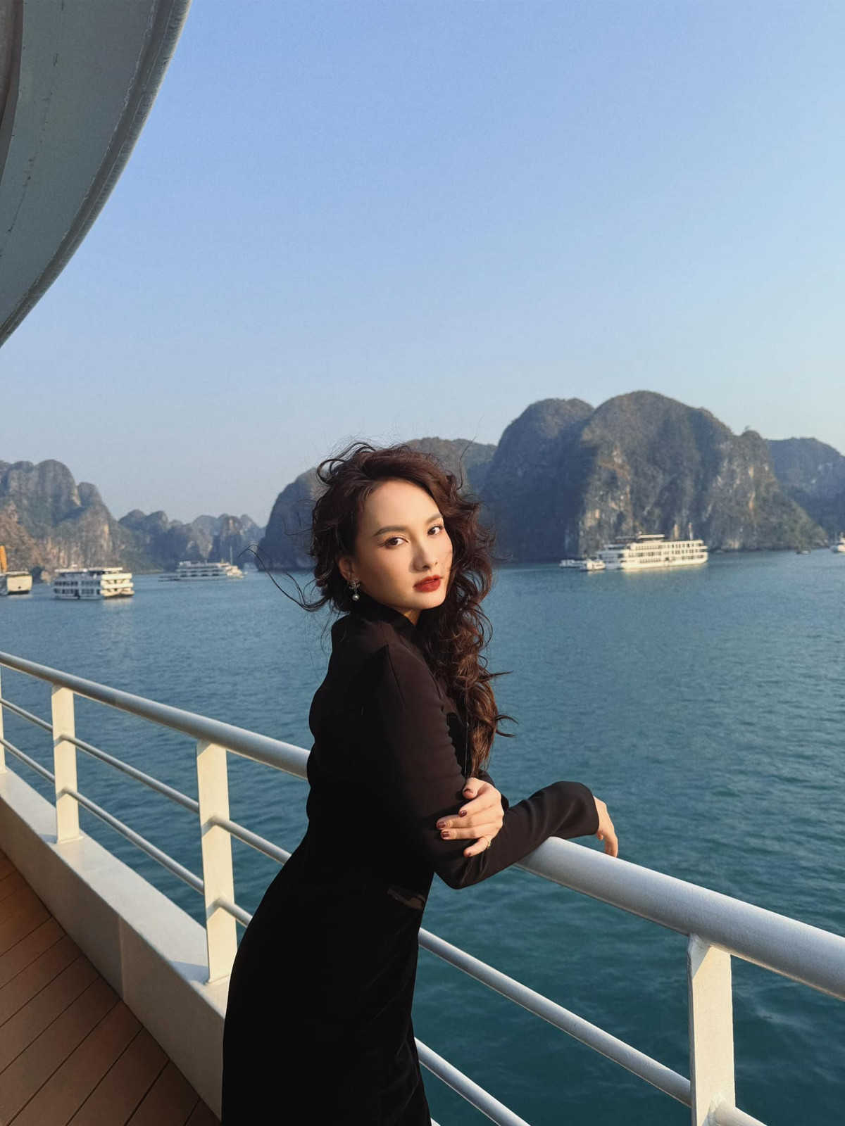 "Tình em lớn như đại dương", nữ diễn viên Bảo Thanh tạo dáng trên du thuyền. Ảnh: FB Bảo Thanh