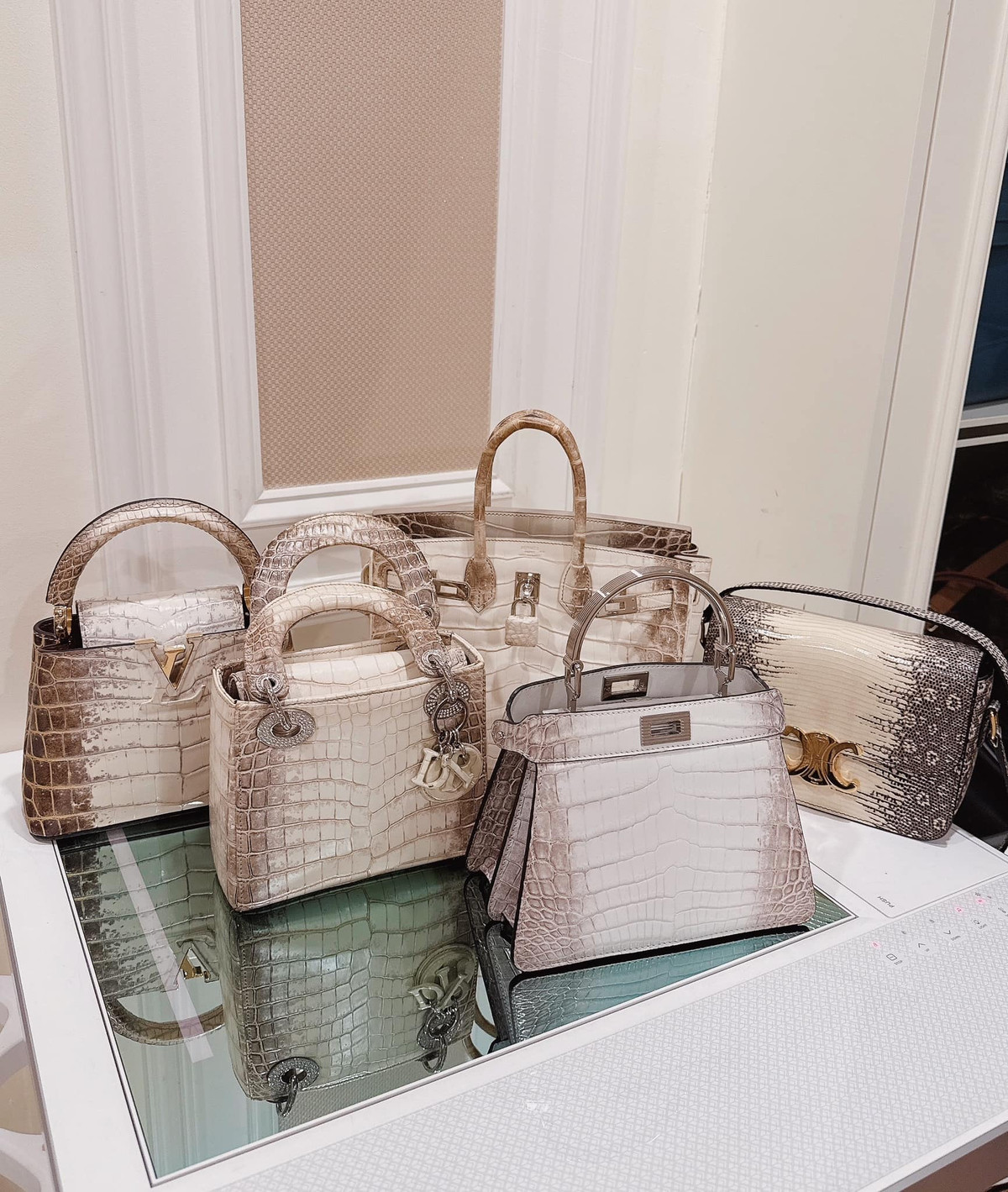 Ca sĩ Lệ Quyên khoe loạt túi hàng hiệu. Ảnh: FB Lệ Quyên
