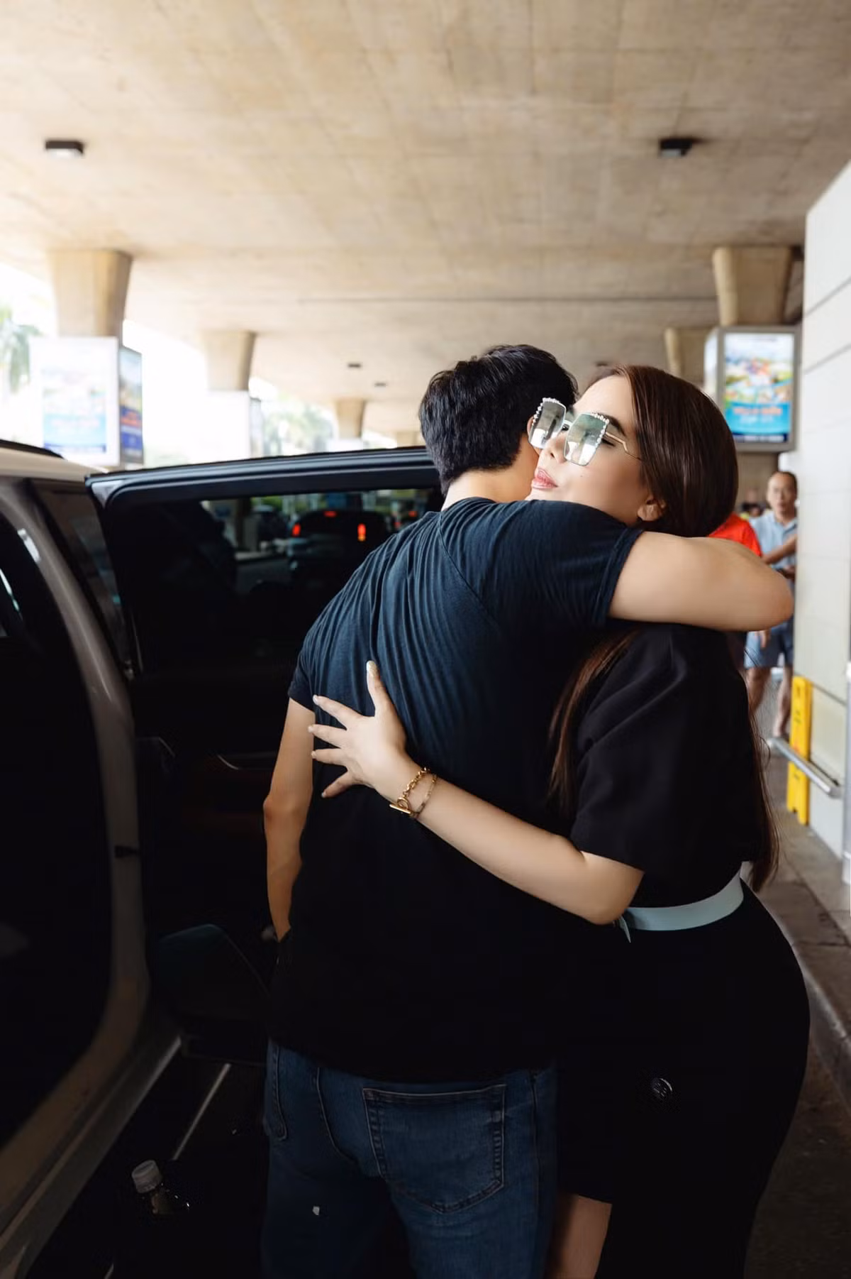 Diễn viên, nhà sản xuất Trương Ngọc Ánh ôm chặt người đàn ông giấu mặt, cảm thấy hạnh phúc khi chuẩn bị bắt đầu một dự án siêu đặc biệt để gửi đến khán giả. Ảnh: FB Trương Ngọc Ánh