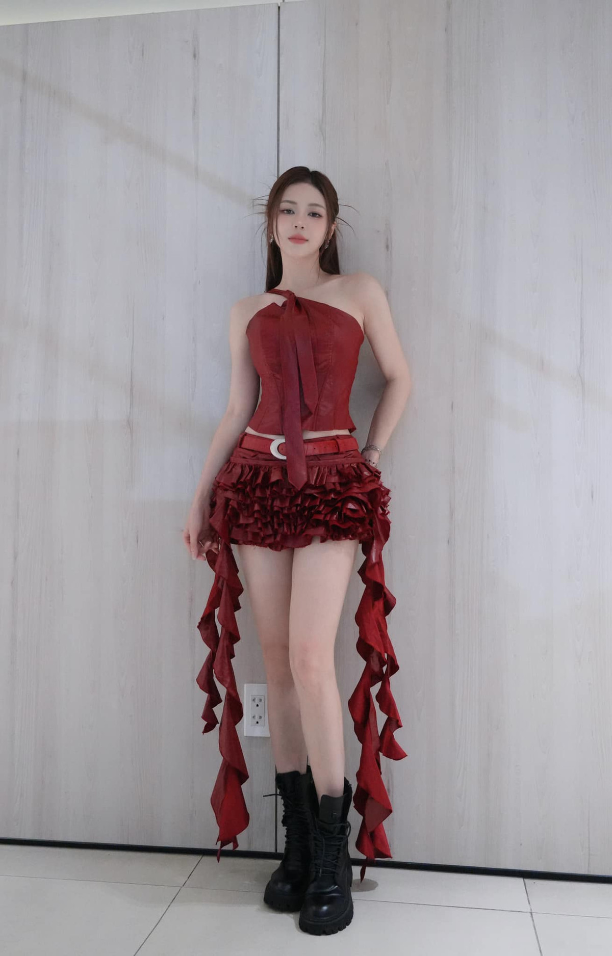 Nữ ca sĩ Liz Kim Cương diện trang phục đỏ rực gợi cảm, khoe đôi chân dài nuột nà. Ảnh: FB Liz Kim Cương