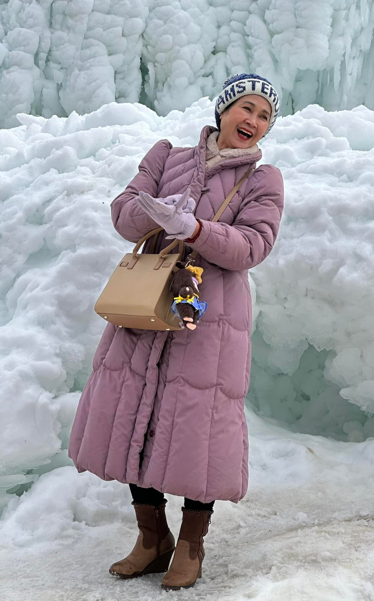 NSND Lan Hương tươi rói chụp ảnh cùng băng tuyết. Ảnh: FB Lan Hương Bông