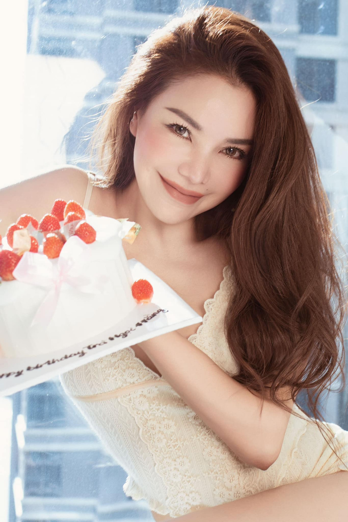 Trà Ngọc Hằng mặc gợi cảm đón tuổi 35. Ảnh: Trà Hằng