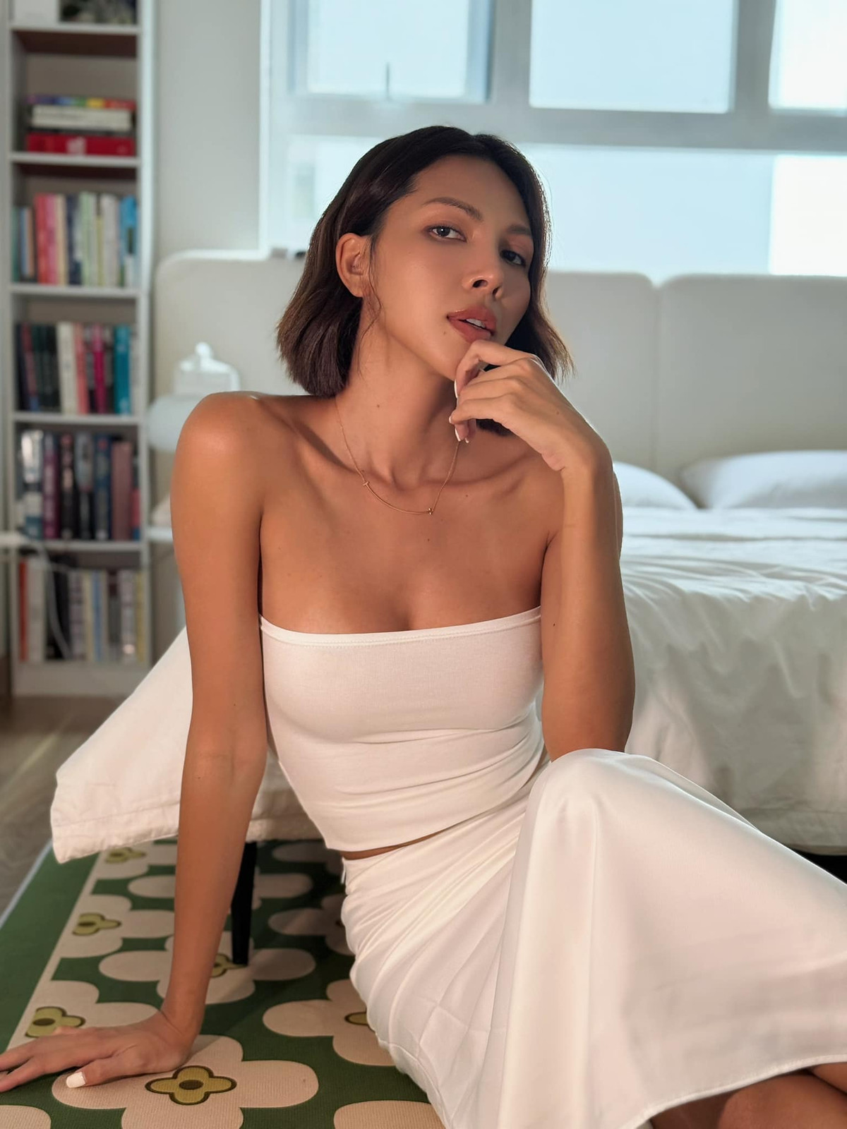 Siêu mẫu Minh Triệu diện áo quây ôm sát, khoe xương quai xanh gợi cảm. Ảnh: FB Pham Dinh Minh Trieu