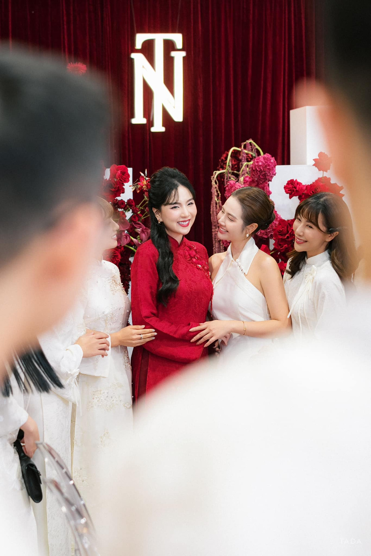 Diễn viên Huyền Lizzie đăng khoảnh khắc xinh đẹp trong ngày cưới của MC Mai Ngọc. Ảnh: FB Phan Minh Huyền