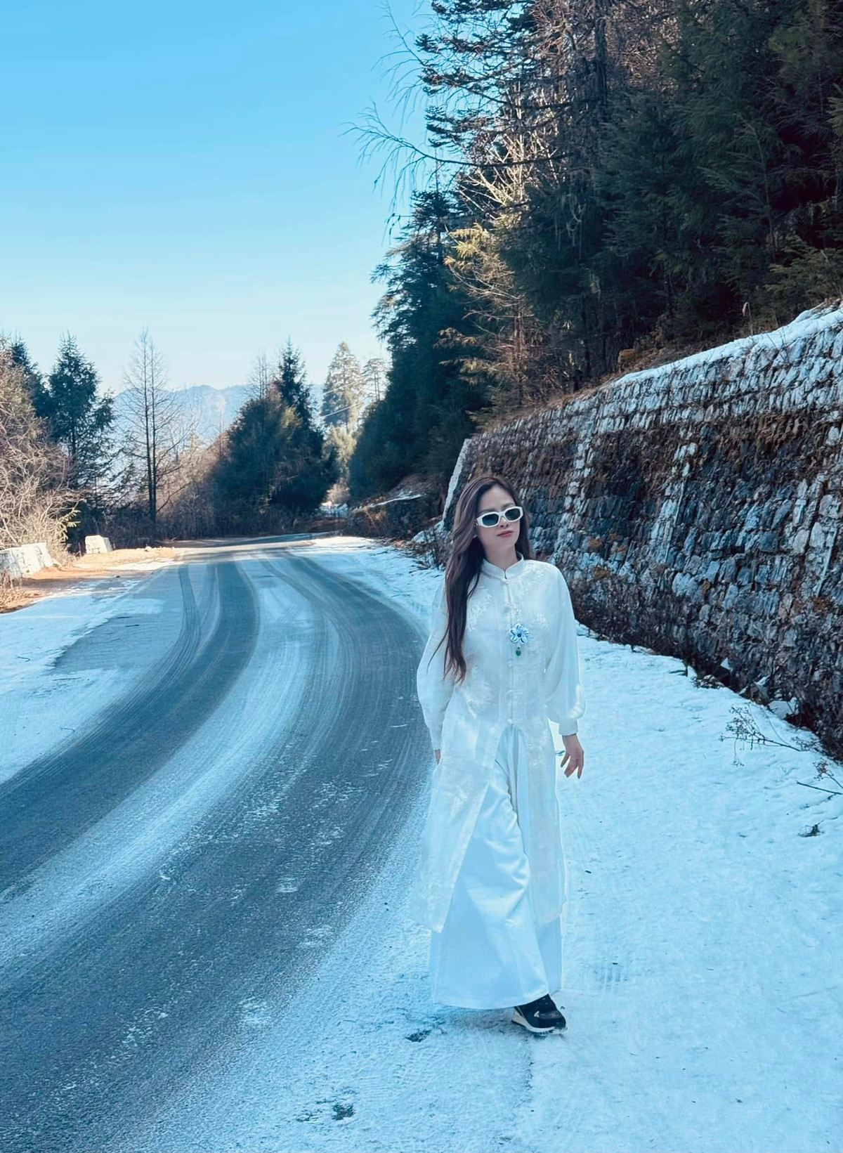 Ca sĩ Dương Hoàng Yến nghịch tuyết ở "Vương quốc hạnh phúc" Bhutan. Ảnh: FB Dương Hoàng Yến