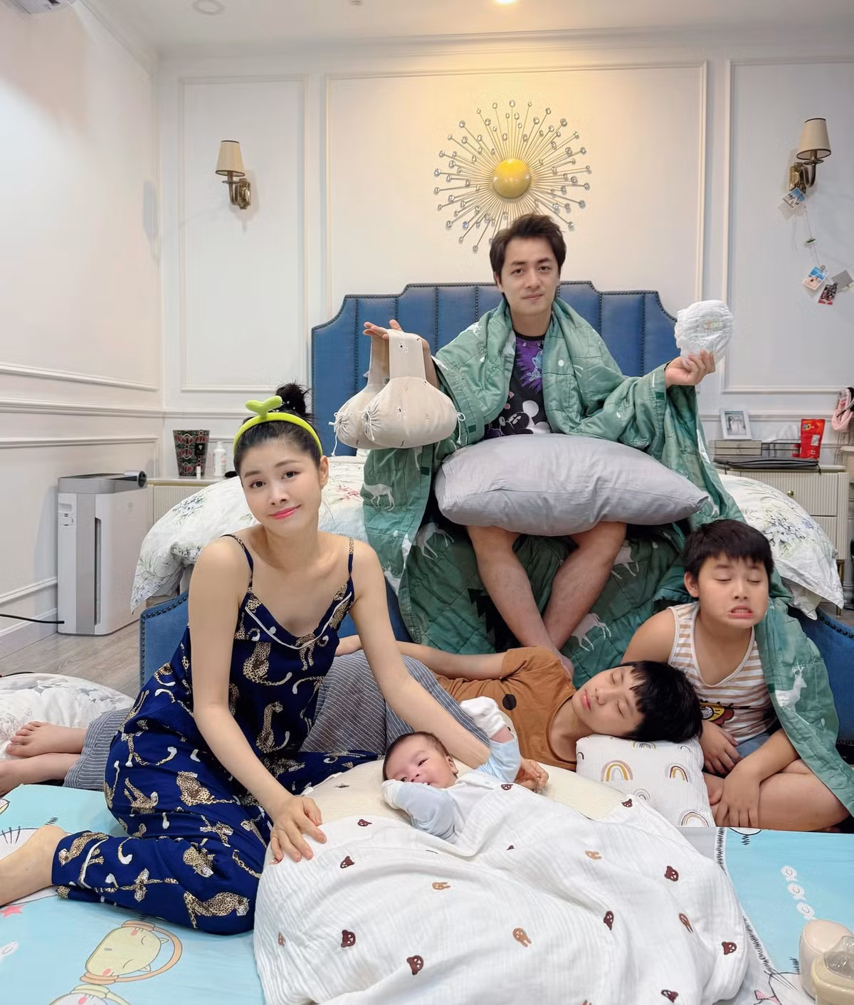 Gia đình ca sĩ Đăng Khôi than trời vì người giúp việc mãi chưa vào TPHCM đi làm. Ảnh: FB Dang Khoi Nguyen