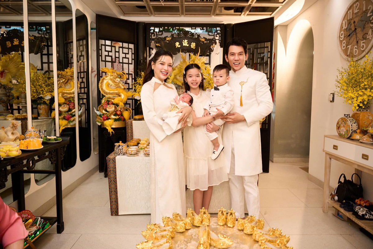 Vợ chồng Lý Bình - Phương Trinh Jolie tổ chức tiệc đầy tháng cho con trai út. Ảnh: FB Phương Trinh Jolie