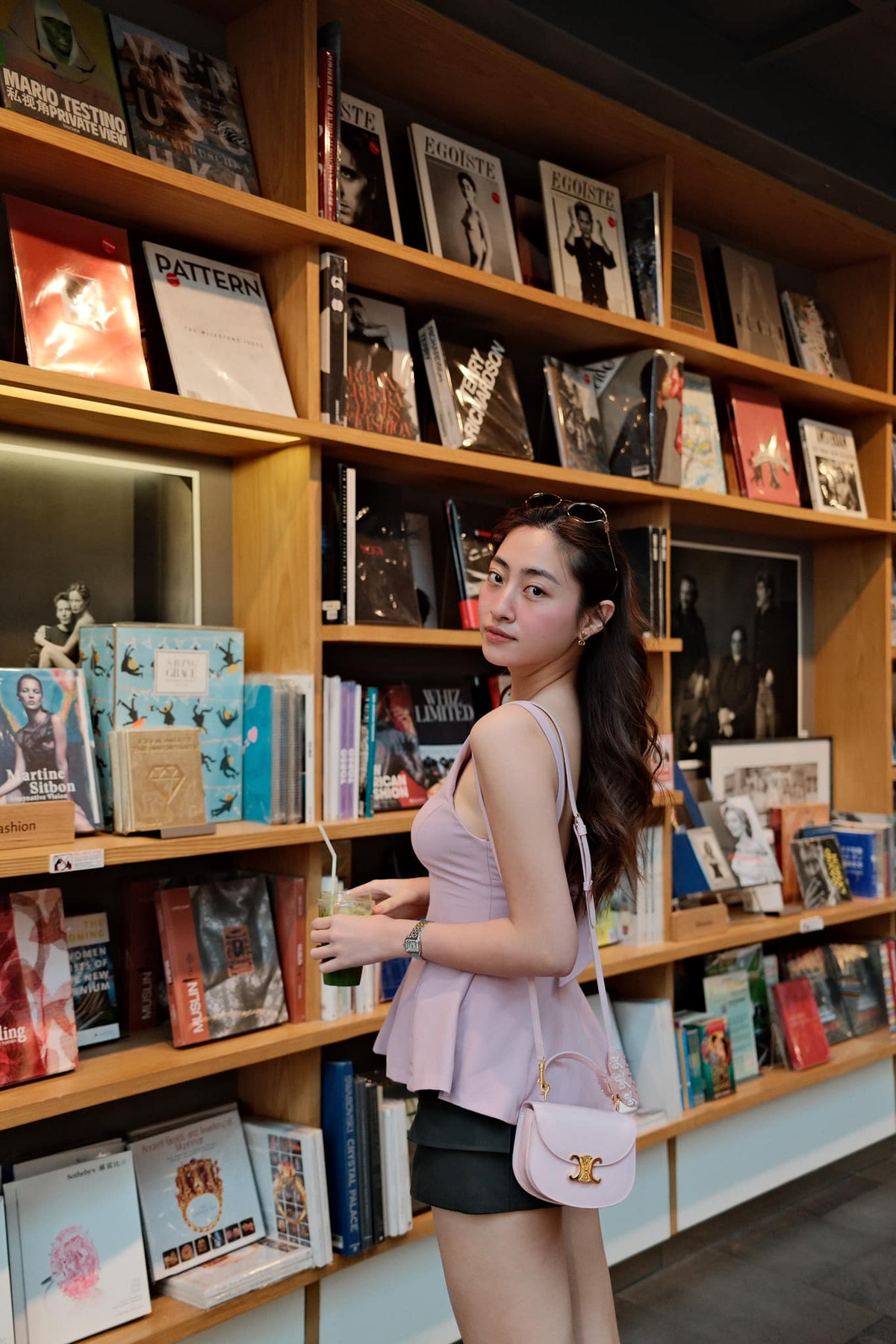 Lương Thuỳ Linh check-in trong một nhà sách ở Băng Cốc, Thái Lan. Ảnh: FB Lương Thùy Linh