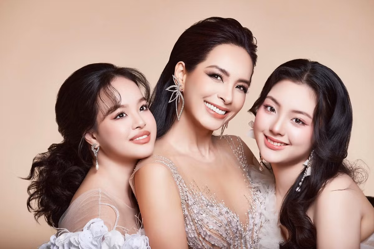 Cựu người mẫu Thuý Hạnh khoe bộ ảnh bên hai con gái. Ảnh: FB Bui Thuy Hanh