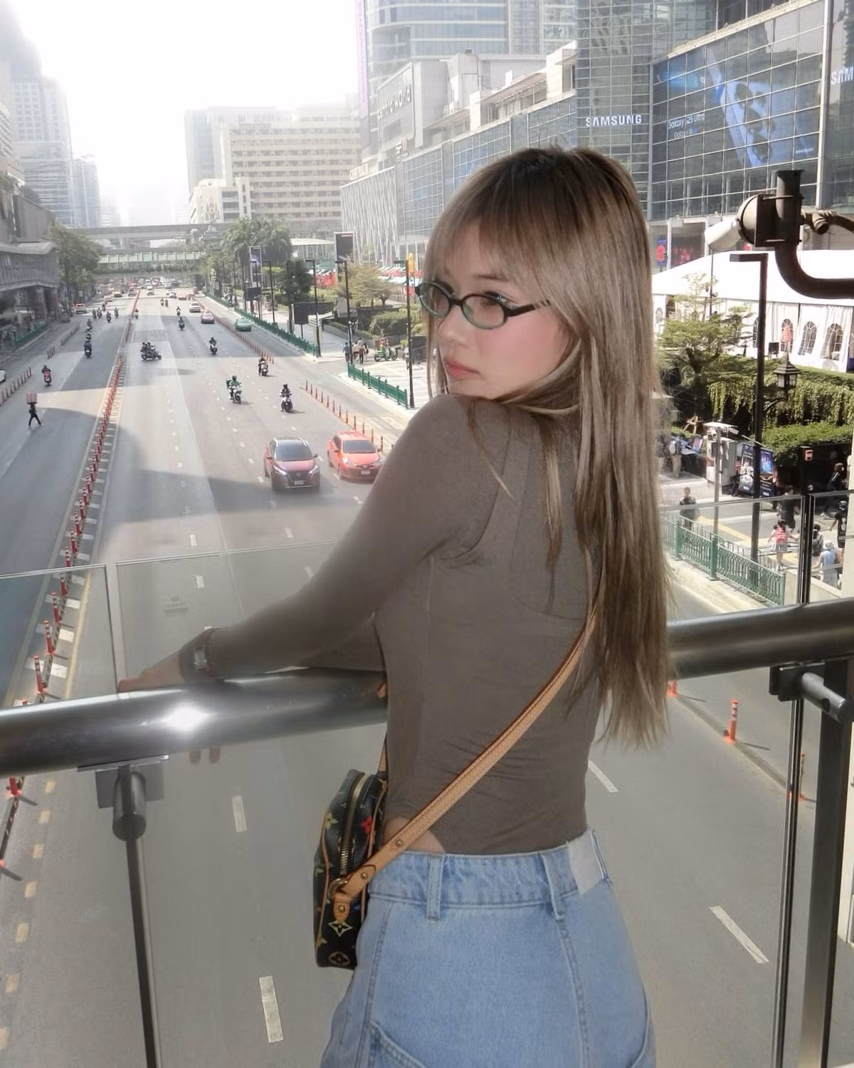 Ca sĩ Hoàng Yến Chibi tạo dáng ở Băng Cốc, Thái Lan. Ảnh: FB Hoàng Yến Chibi