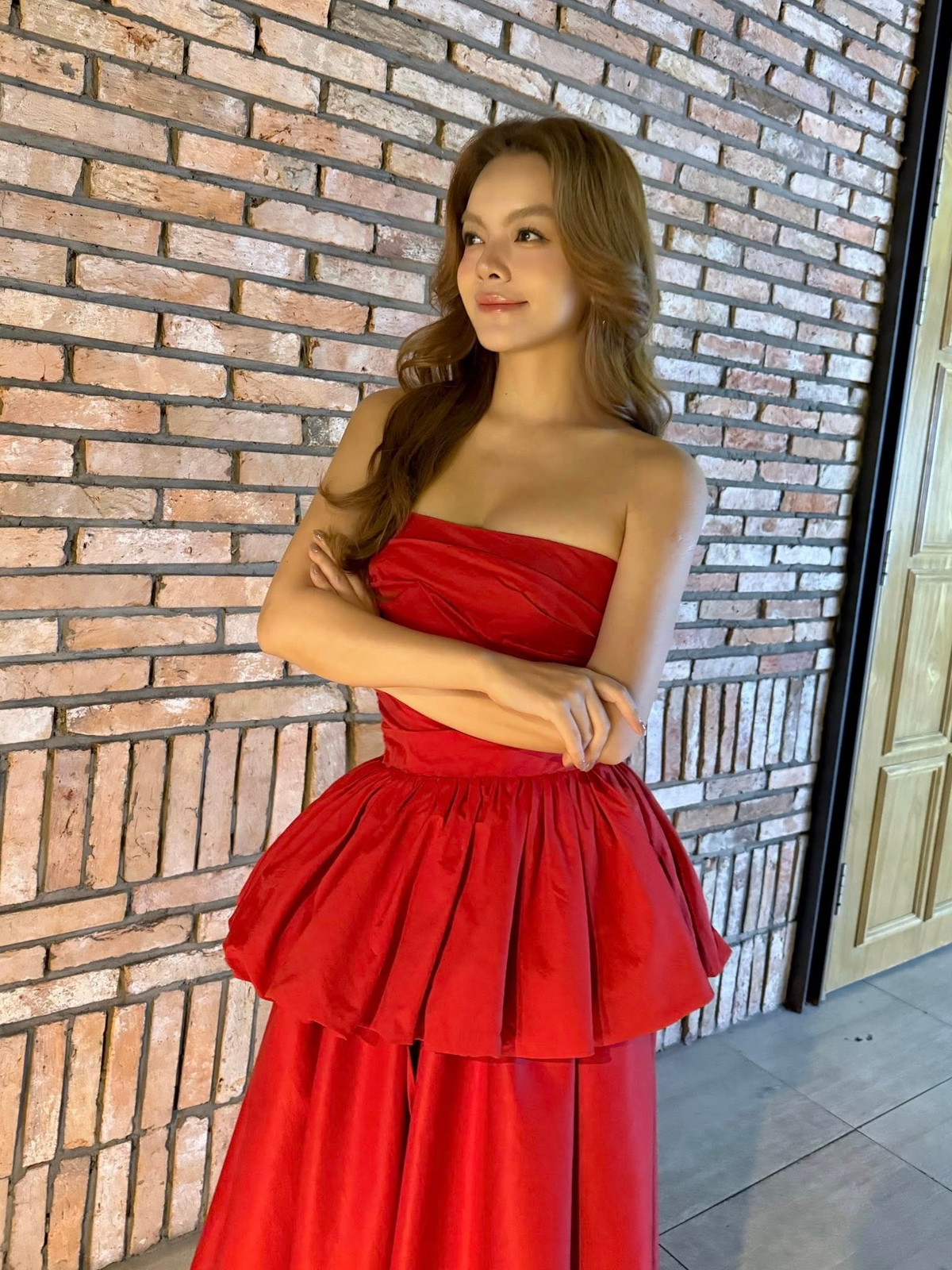 Phạm Quỳnh Anh, mẹ 3 con vẫn ngọt ngào quyến rũ trong chiếc váy đỏ cúp ngực. Ảnh: FB Phạm Quỳnh Anh