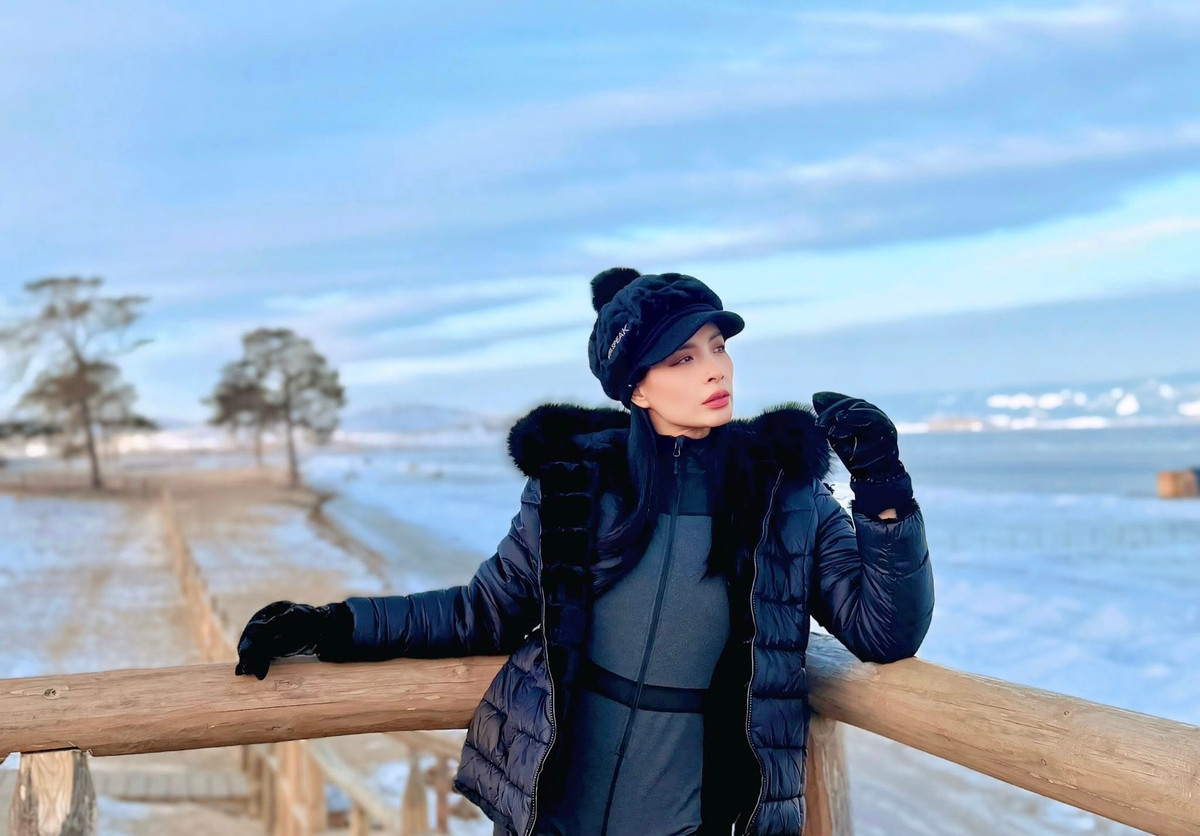 Cựu mẫu Thuý Hạnh xả nốt những khoảnh khắc còn lại trong chuyến khám phá hồ Baikal nước Nga. Ảnh: FB Bui Thuy Hanh