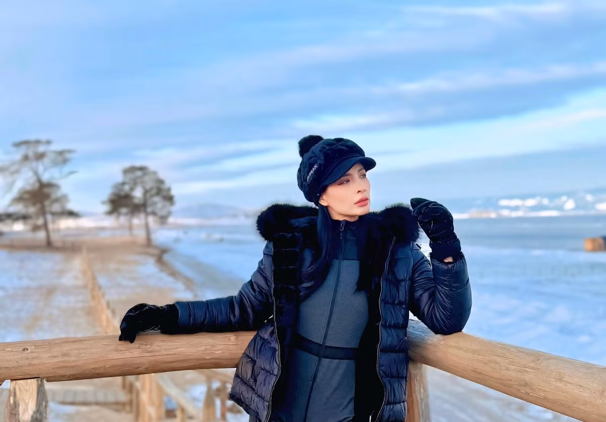 Cựu mẫu Thuý Hạnh xả nốt những khoảnh khắc còn lại trong chuyến khám phá hồ Baikal nước Nga. Ảnh: FB Bui Thuy Hanh