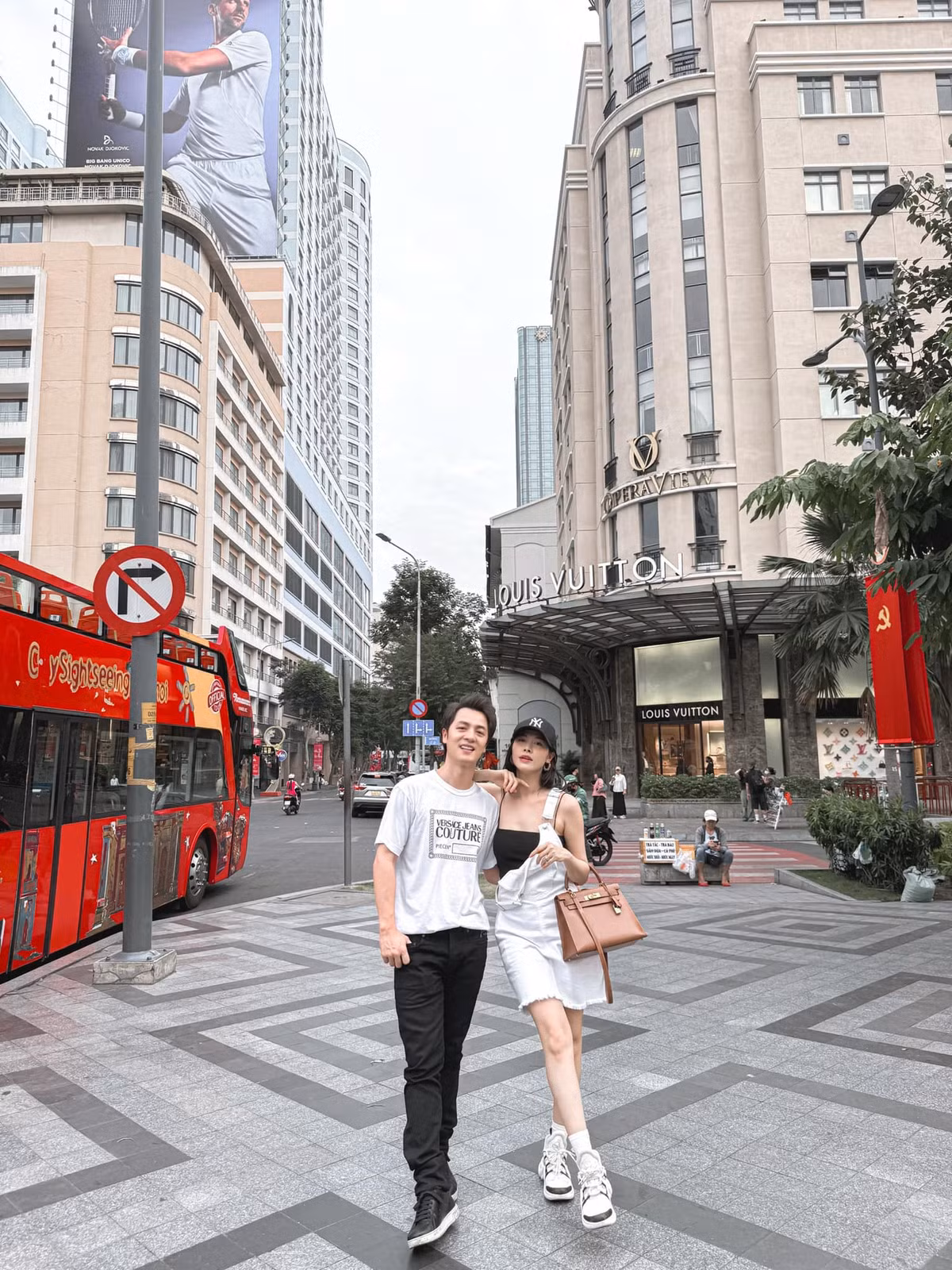 Vợ chồng ca sĩ Đăng Khôi tình tứ dạo phố. Ảnh: FB Thuy Anh Le