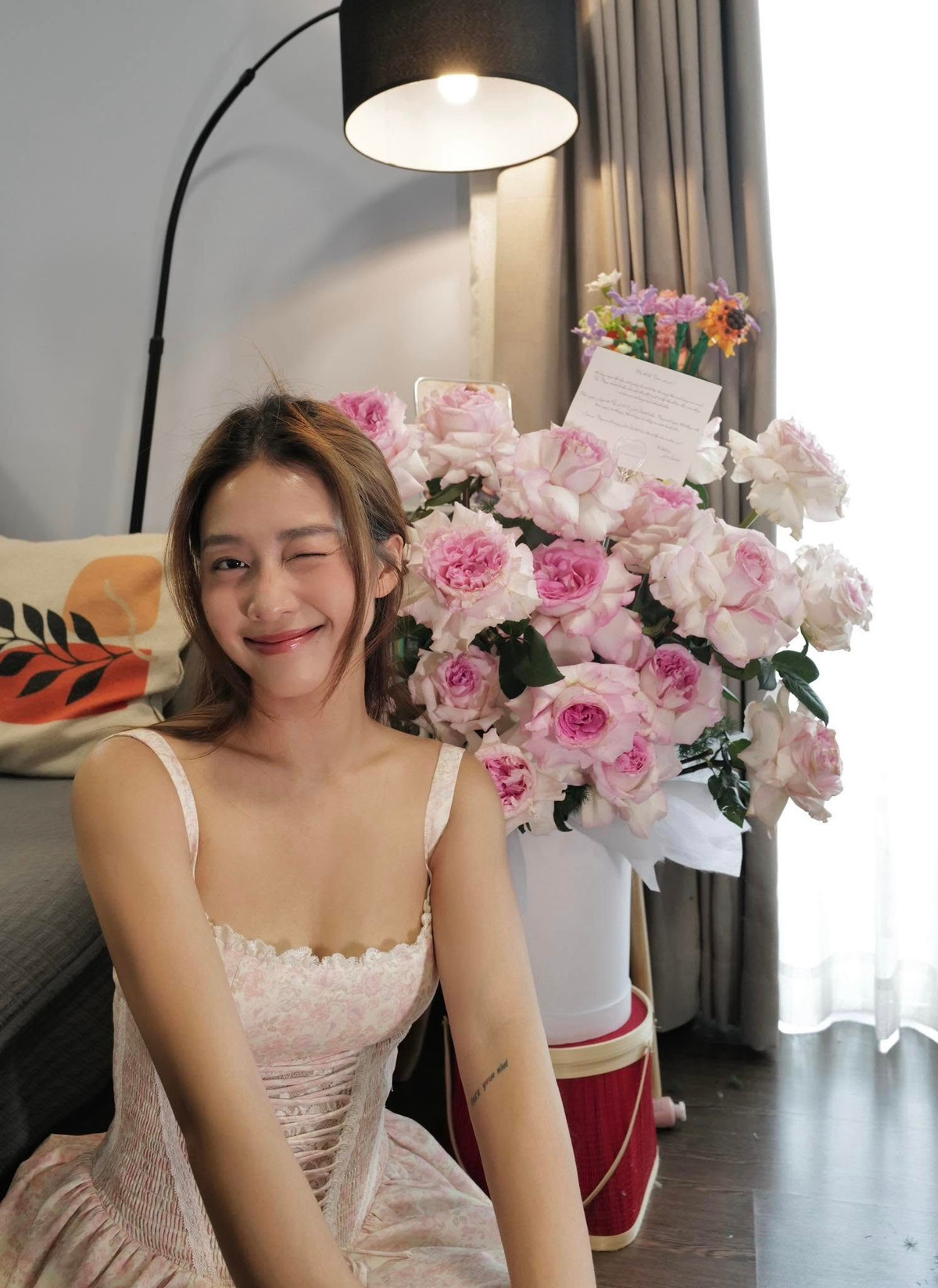 Diễn viên Khả Ngân được tặng hoa sớm dịp 8/3. Ảnh: FB Khả Ngân