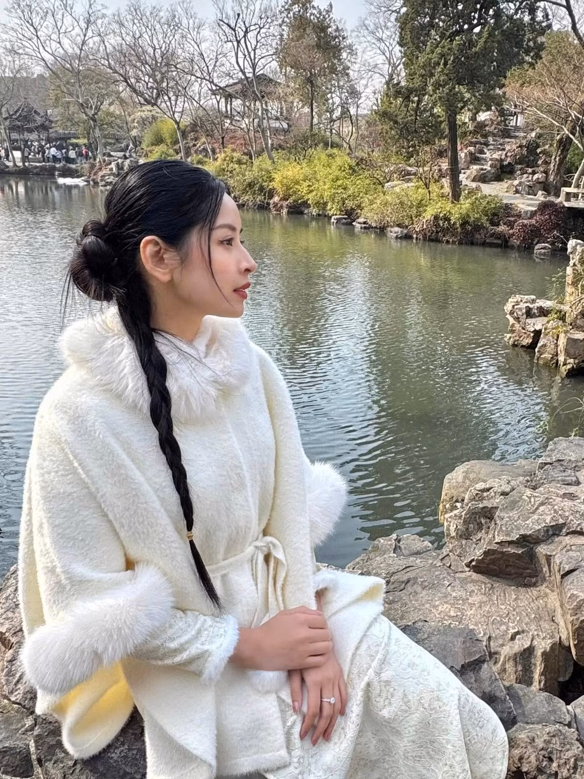 Ca sĩ Chi Pu diện sườn xám, tận hưởng kỳ nghỉ ngắn ngày tại Trung Quốc. Ảnh: FB Chi Pu