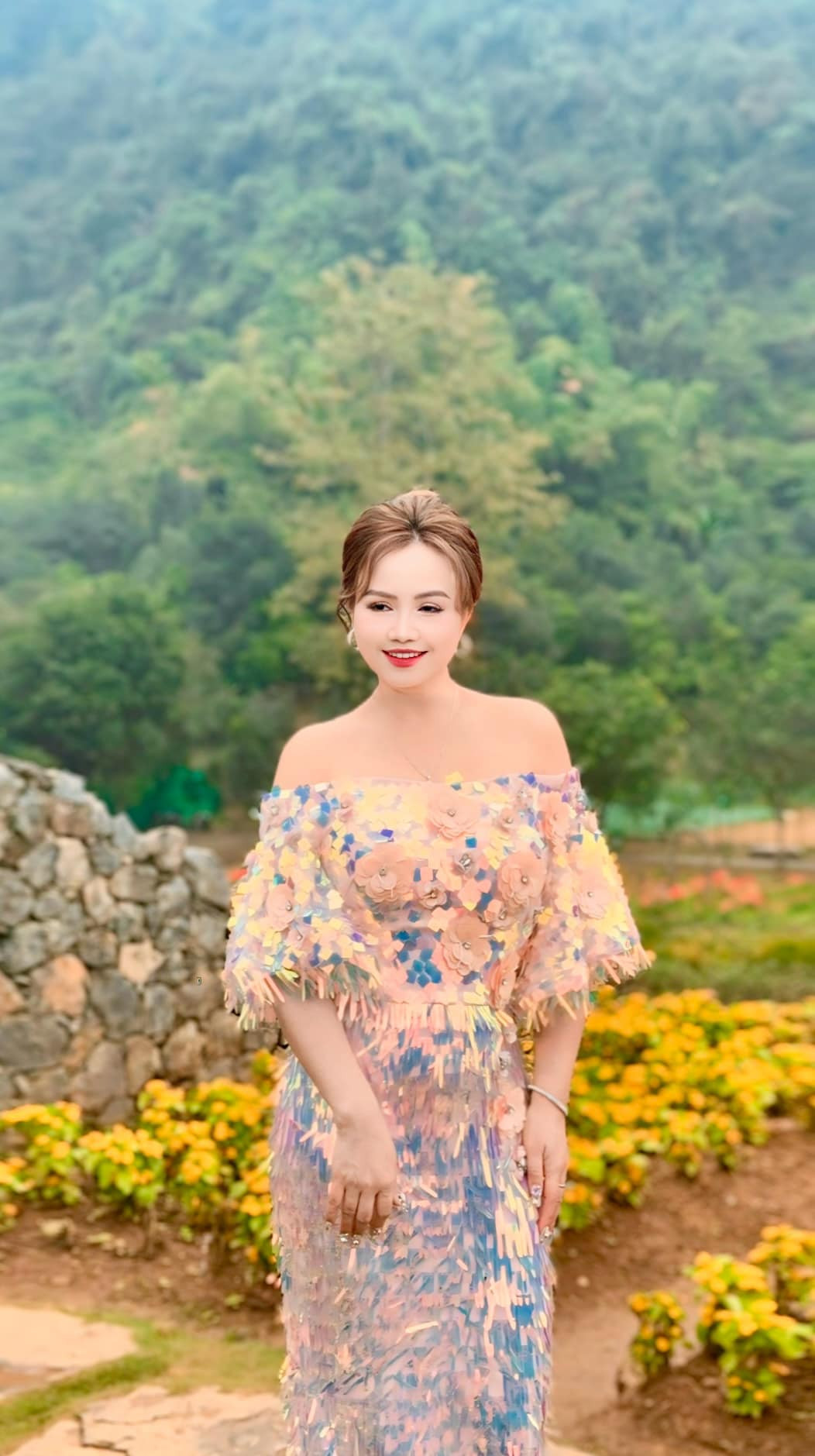 Diễn viên Đào Hoàng Yến diện váy sặc sỡ, lấp lánh. Ảnh: FB Đào Hoàng Yến