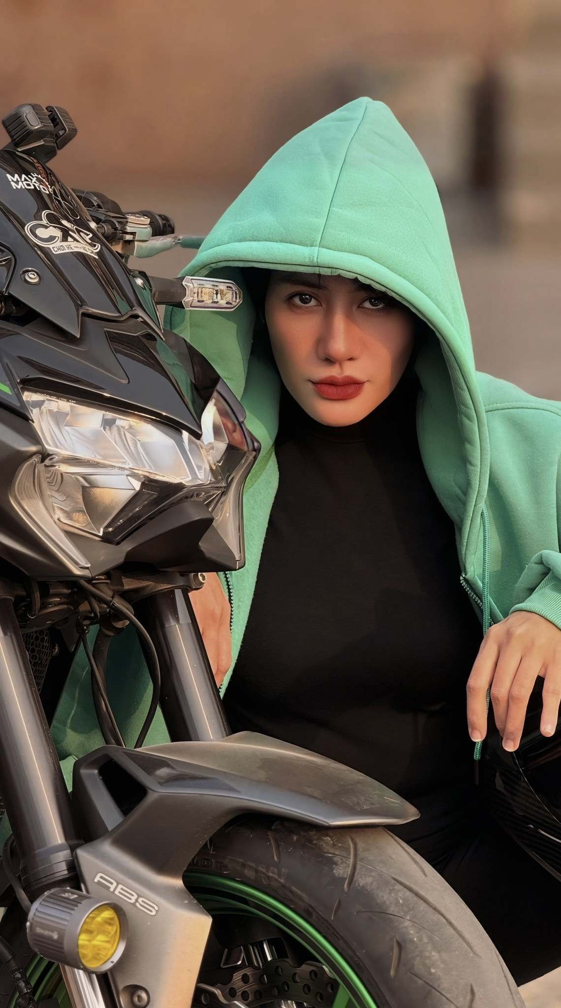 Diễn viên Minh Cúc chụp ảnh "ngầu" bên xe phân khối lớn. Ảnh: FB Đặng Minh Cúc