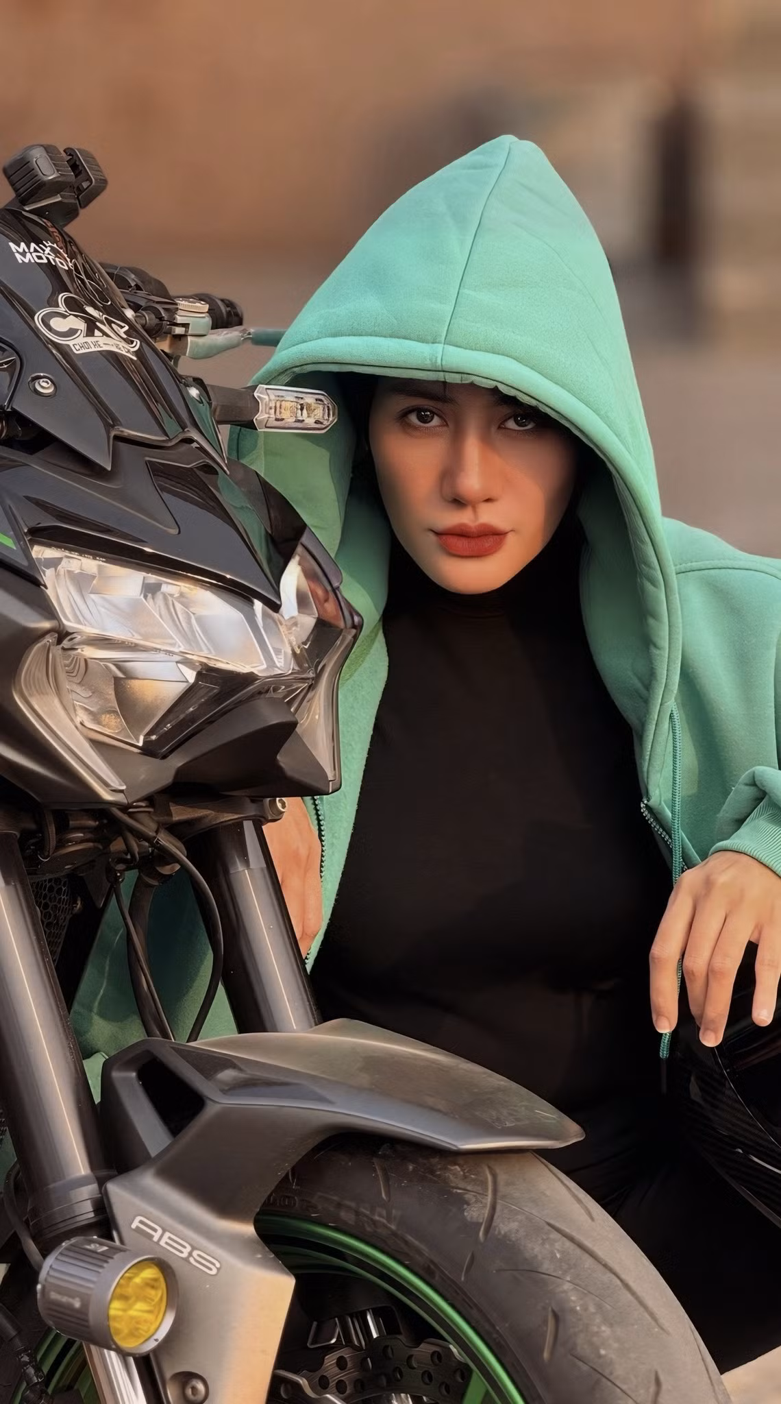 Diễn viên Minh Cúc chụp ảnh "ngầu" bên xe phân khối lớn. Ảnh: FB Đặng Minh Cúc