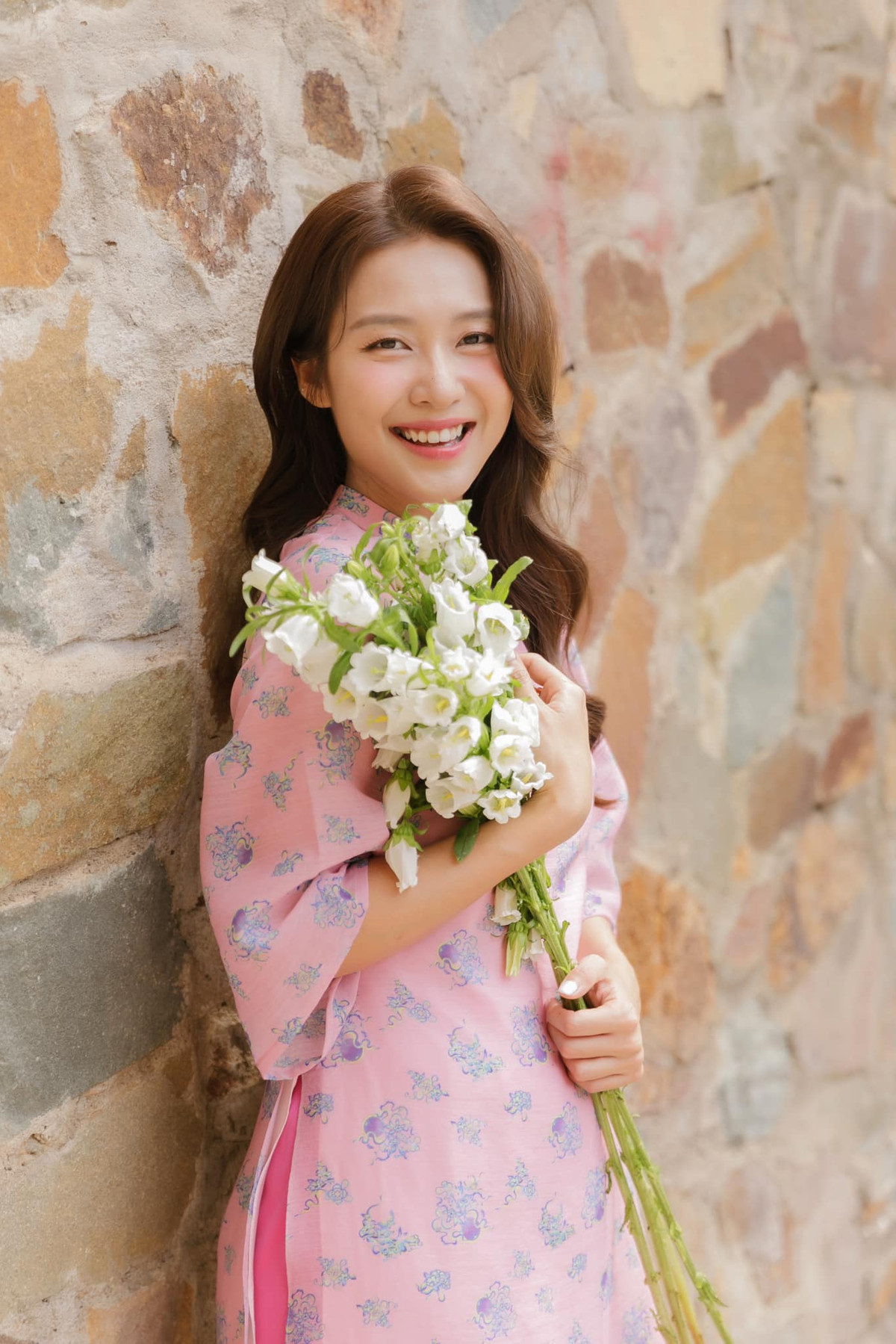 Khả Ngân mặc áo dài chụp ảnh, khoe nhan sắc xinh tươi ở tuổi 28. Ảnh: FB Khả Ngân