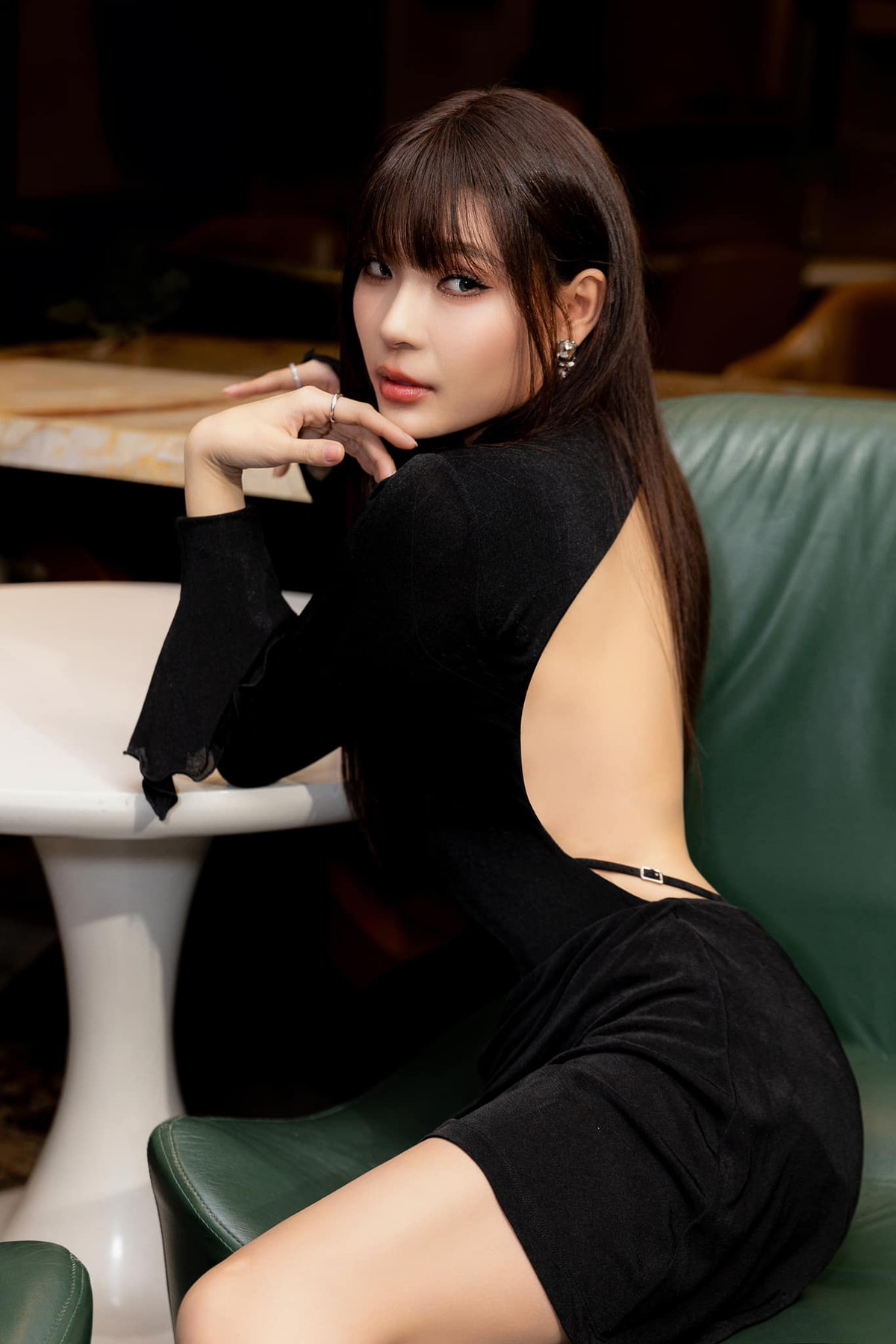 Diễn viên Thuý Diễm diện đầm cắt xẻ khoe lưng trần. Ảnh: FB Thuý Diễm