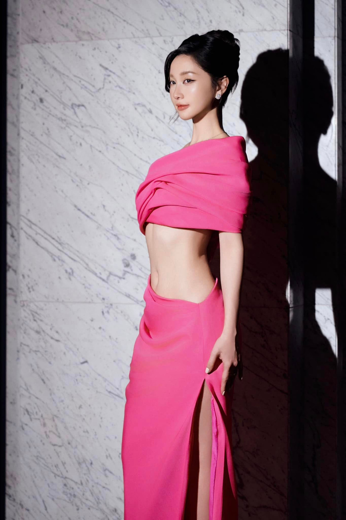 Không chỉ sở hữu gương mặt xinh đẹp, nữ diễn viên Jun Vũ còn khiến người hâm mộ trầm trồ bởi vóc dáng cân đối, đặc biệt là vòng eo nhỏ nhắn, săn chắc. Ảnh: FB Jun Vũ