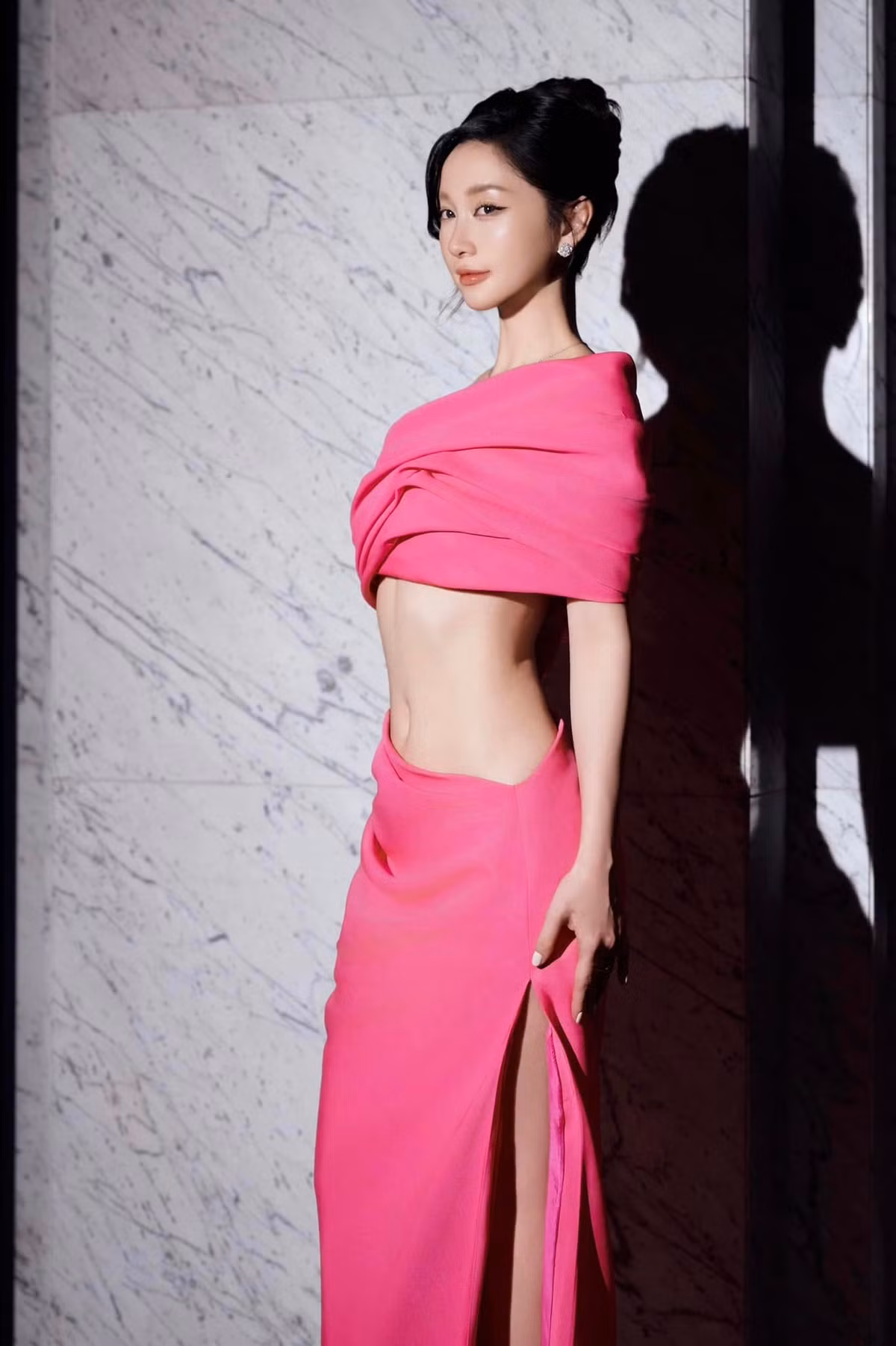 Không chỉ sở hữu gương mặt xinh đẹp, nữ diễn viên Jun Vũ còn khiến người hâm mộ trầm trồ bởi vóc dáng cân đối, đặc biệt là vòng eo nhỏ nhắn, săn chắc. Ảnh: FB Jun Vũ