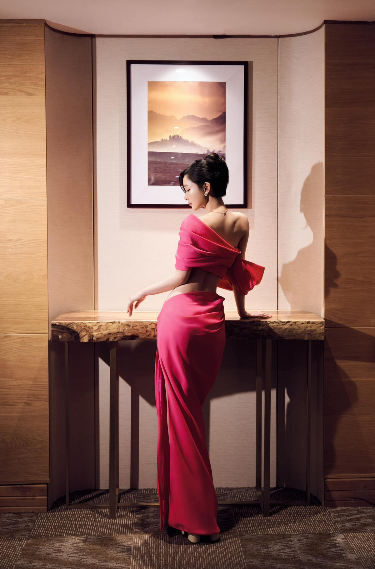 Trong những hình ảnh mới nhất được chia sẻ trên trang cá nhân, nữ diễn viên liên tục khiến dân tình "đứng ngồi không yên" với những bộ trang phục cắt xẻ táo bạo, khoe trọn đường cong cơ thể. Ảnh: FB Jun Vũ