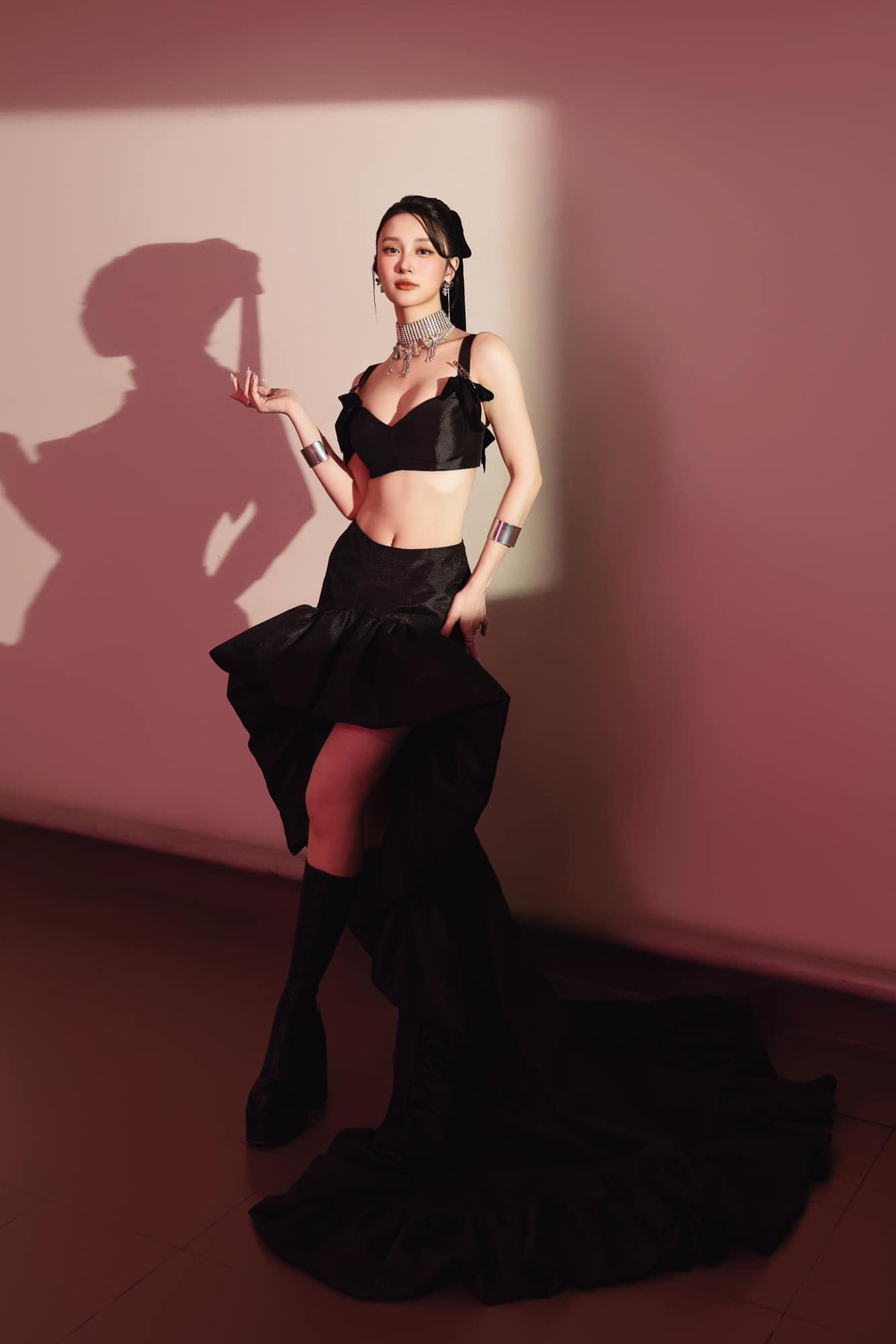 Với vẻ đẹp gợi cảm và phong cách thời trang ấn tượng, cô nàng chắc chắn sẽ còn tiến xa hơn trong tương lai. Ảnh: FB Jun Vũ