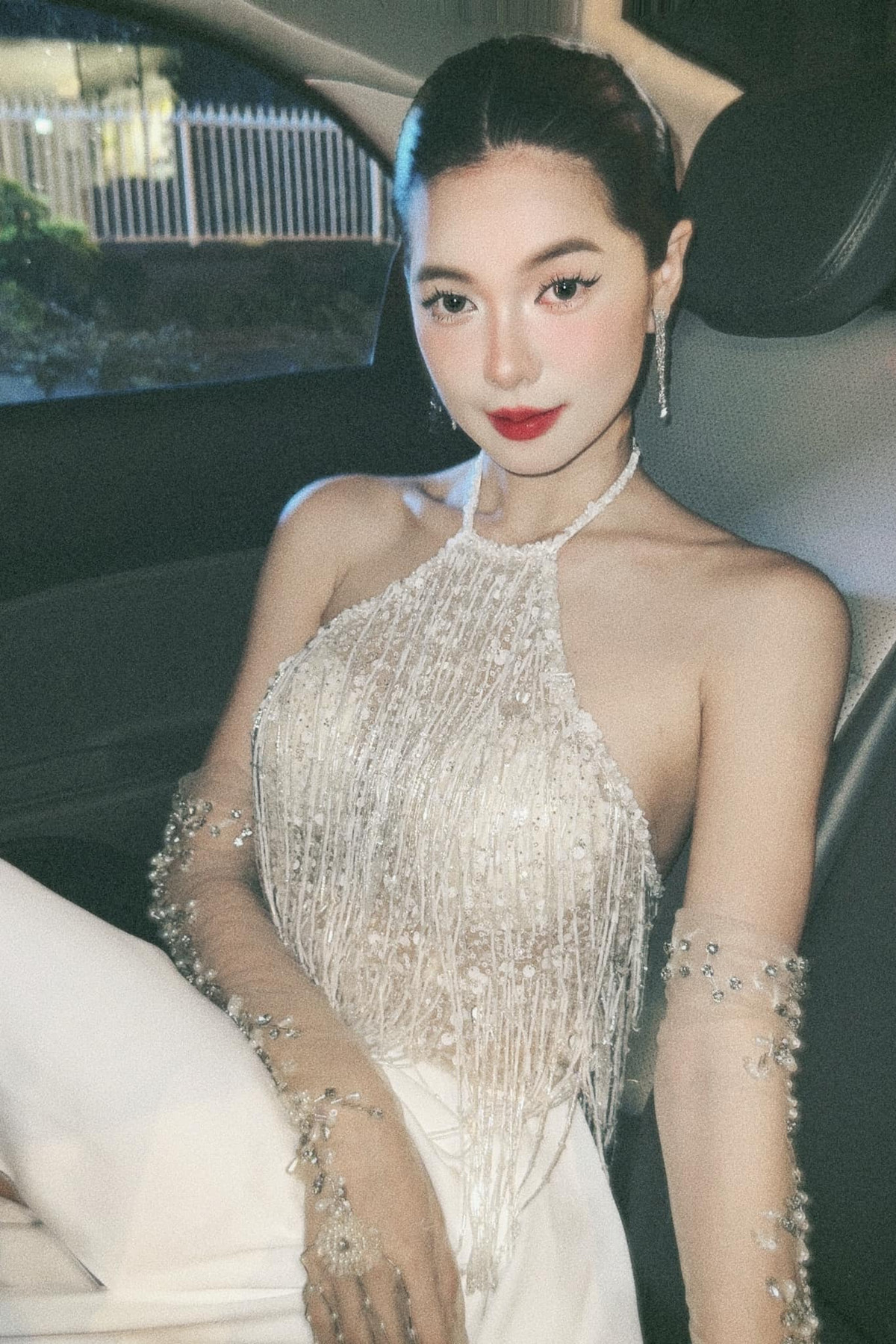 Vóc dáng mảnh mai, bờ vai thon gầy, quyến rũ là lợi thế của Yên Đan. Ảnh: FB Yên Đan