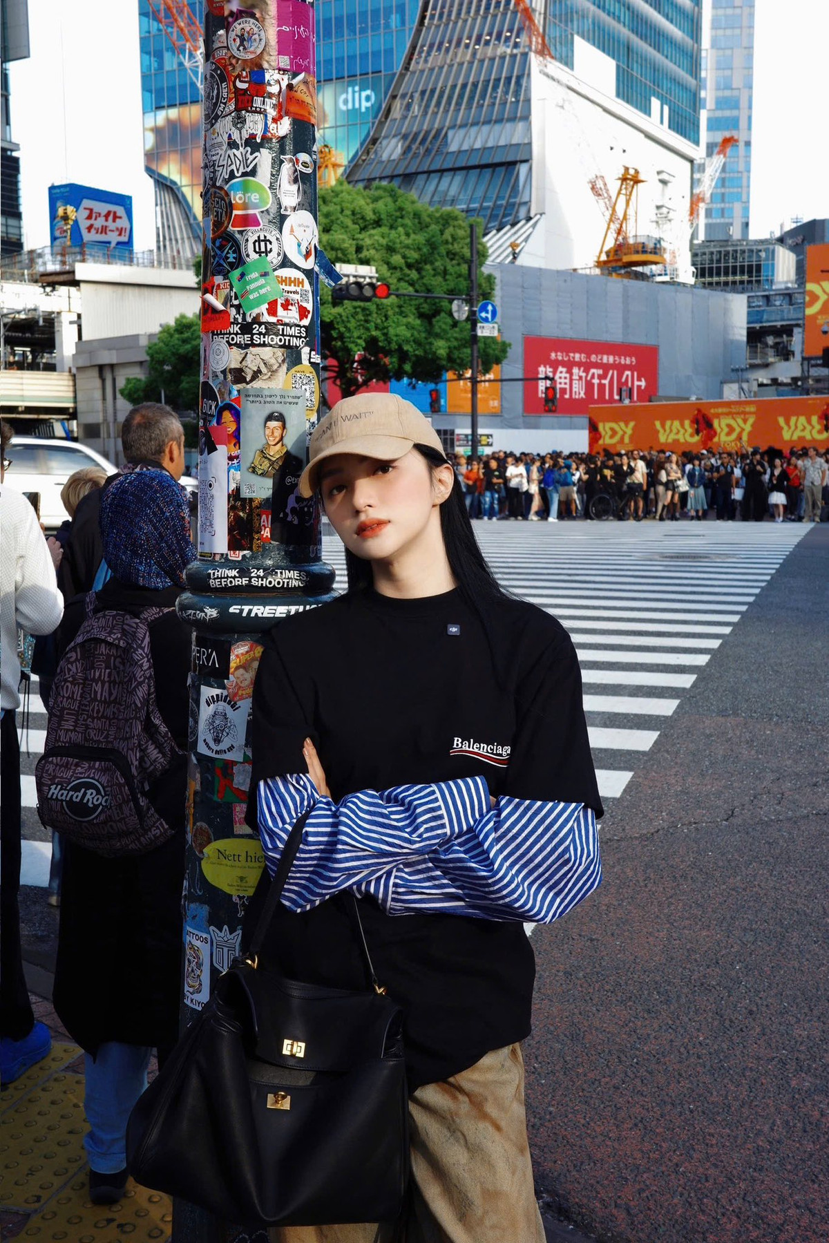 Hoa hậu Hương Giang mặc phong cách đường phố khi du lịch Nhật Bản. Ảnh: FB Nguyễn Hương Giang