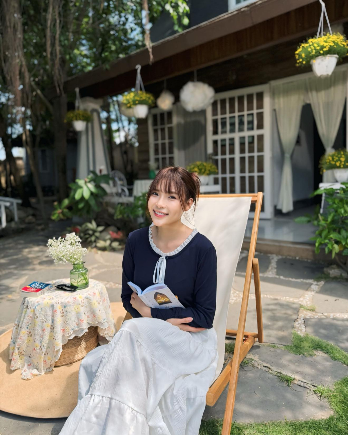 Diễn viên Thuý Diễm chụp ảnh ở hậu trường phim. Ảnh: FB Nguyễn Ngọc Thuý Diễm