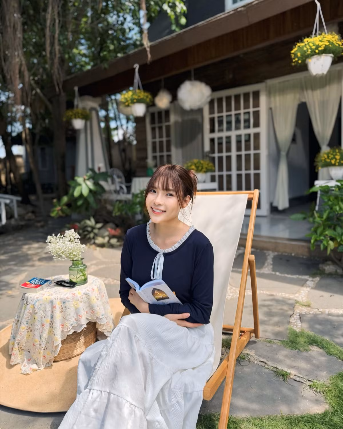 Diễn viên Thuý Diễm chụp ảnh ở hậu trường phim. Ảnh: FB Nguyễn Ngọc Thuý Diễm