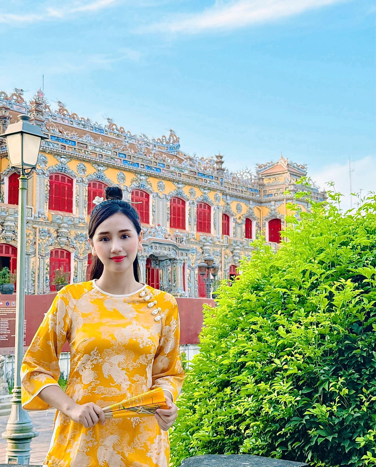 "Không cần phải đi đâu xa vì đất nước ta đã đẹp tuyệt vời", Lã Thanh Huyền bày tỏ cảm xúc khi thăm điện Kiến Trung (Huế). Ảnh: FB Lã Thanh Huyền