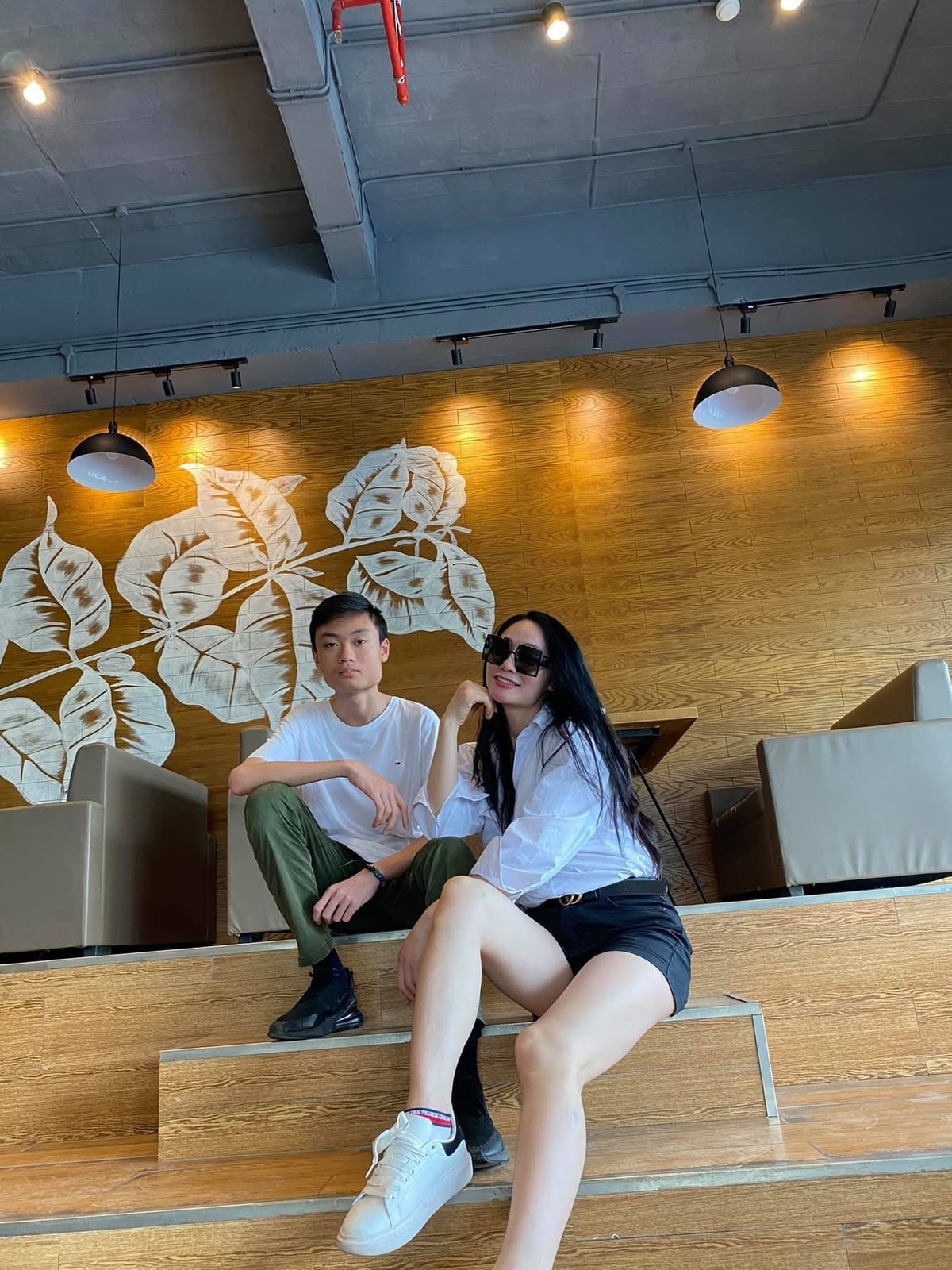 Diễn viên Quách Thu Phương bên con trai. Ảnh: FB Quách Thu Phương