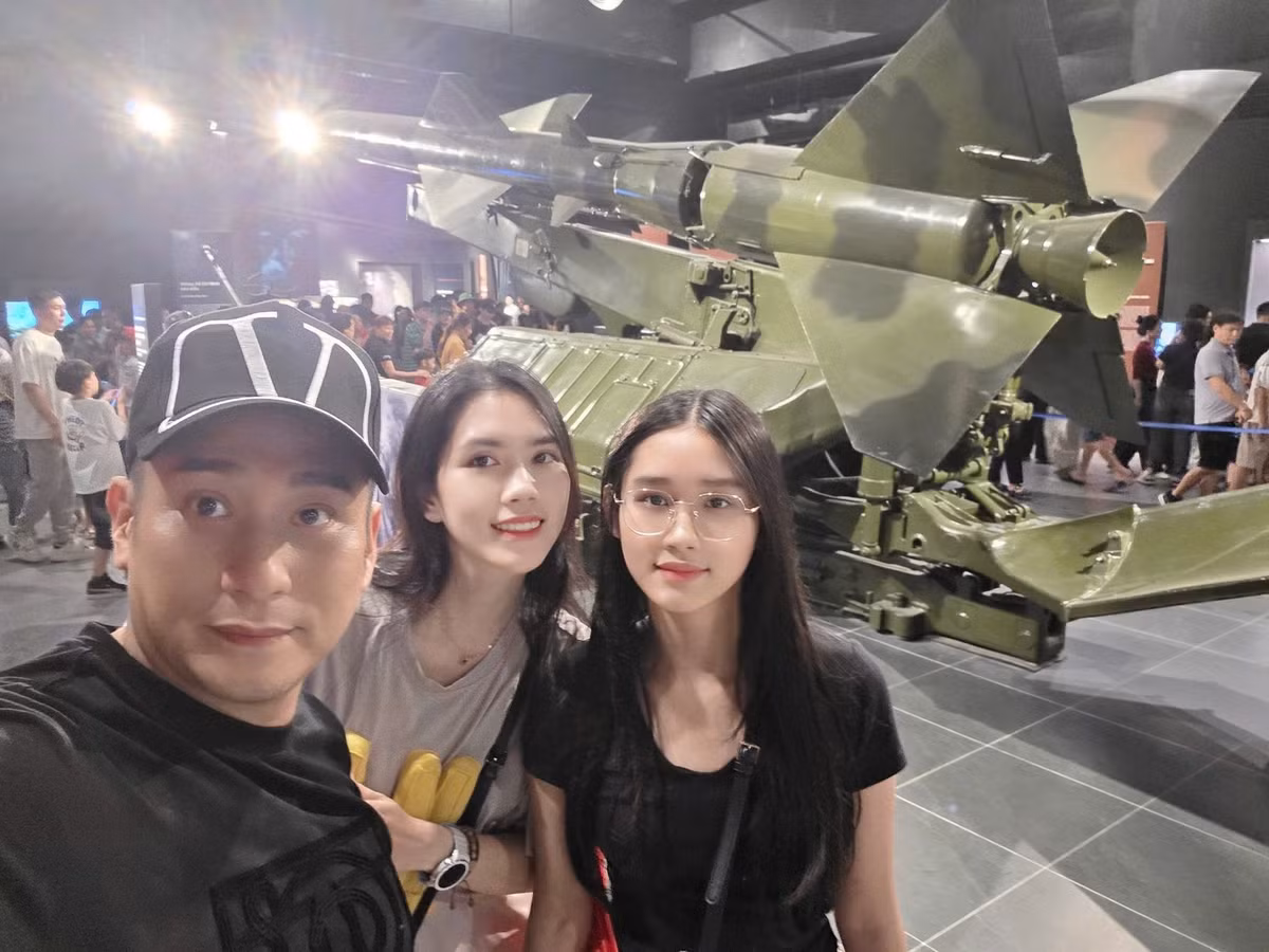Gia đình diễn viên Minh Tiệp đến tham quan Bảo tàng Lịch sử Quân sự Việt Nam. Ảnh: FB Nguyễn Minh Tiệp