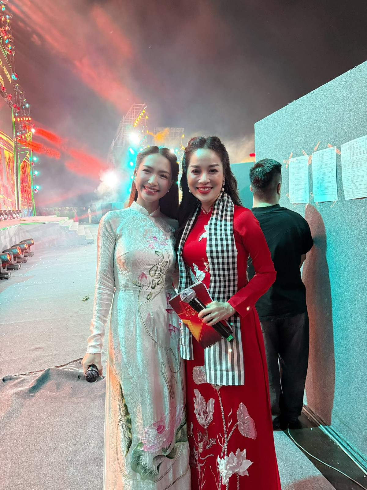 Minh Hương làm MC trong chương trình có Hoà Minzy hát. Ảnh: FB Le Minh Huong