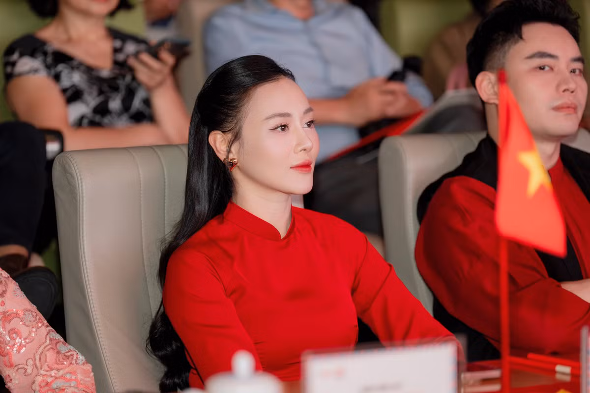 Phương Oanh khoe góc nghiêng xinh đẹp khi tham dự sự kiện. Ảnh: FB Đỗ Phương Oanh