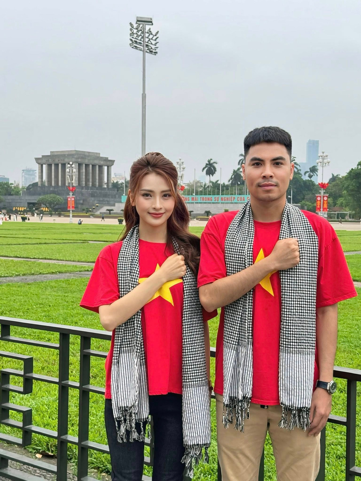 MC Huyền Trang Mù Tạt chụp ảnh cùng bạn trai - cầu thủ Đức Huy, khi cả hai đến thăm Lăng Bác. Ảnh: FB Nguyễn Huyền Trang