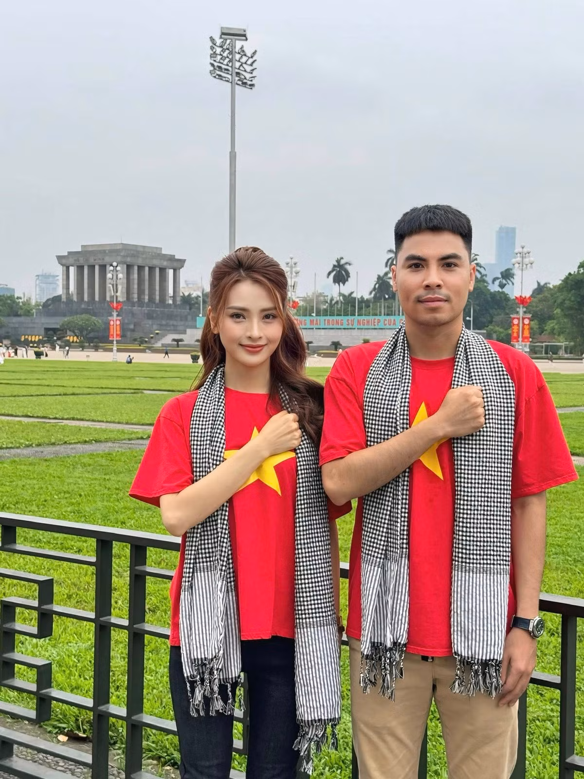 MC Huyền Trang Mù Tạt chụp ảnh cùng bạn trai - cầu thủ Đức Huy, khi cả hai đến thăm Lăng Bác. Ảnh: FB Nguyễn Huyền Trang