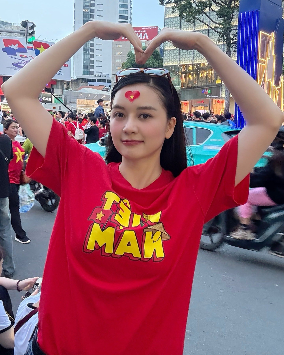 Thiều Bảo Trang diện áo đỏ màu cờ Tổ quốc in chữ Việt Nam đi xem tổng duyệt diễu binh. Ảnh: FB Thiều Bảo Trang
