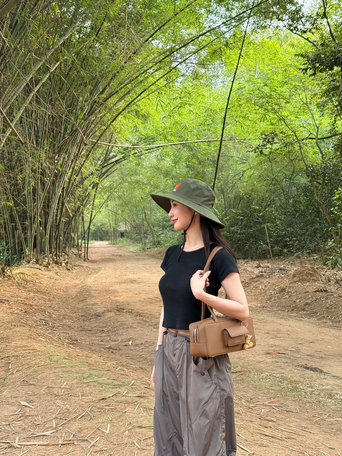 Jun Vũ đến thăm di tích lịch sử địa đạo Củ Chi. Ảnh: FB Vũ Phương Anh