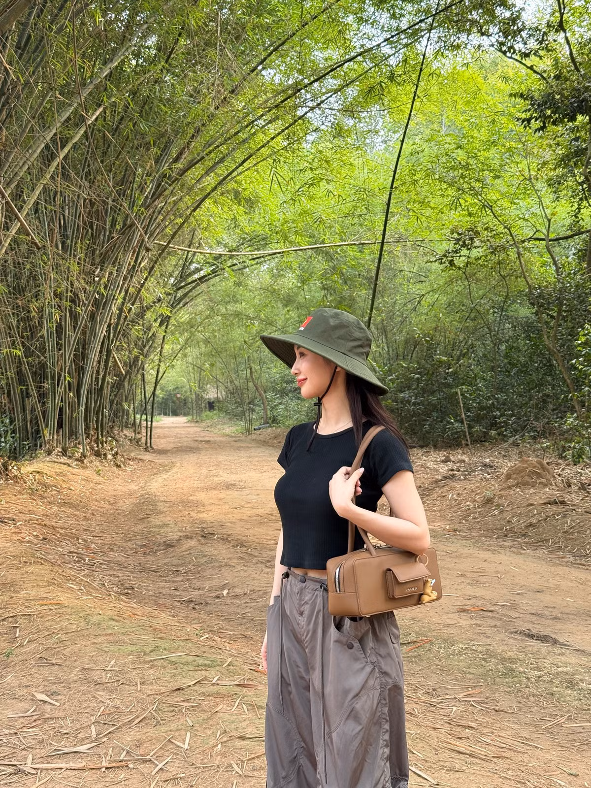 Jun Vũ đến thăm di tích lịch sử địa đạo Củ Chi. Ảnh: FB Vũ Phương Anh